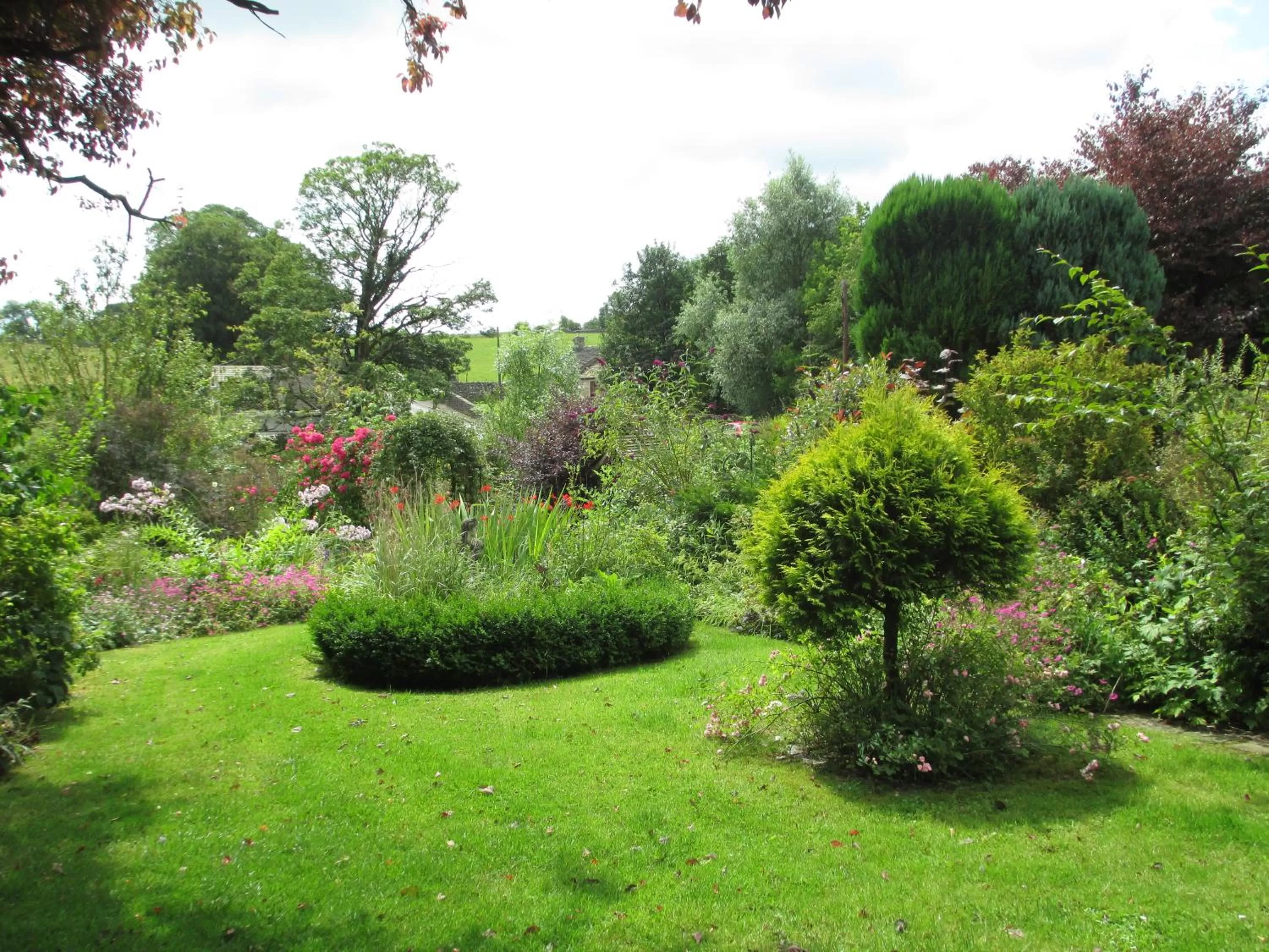 Property building, Garden in Bridge House