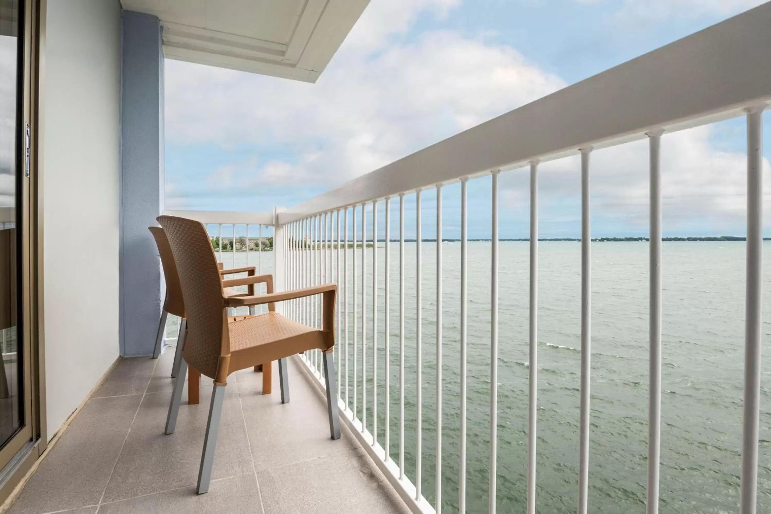 Property building, Balcony/Terrace in Holiday Inn Kingston - Waterfront, an IHG Hotel