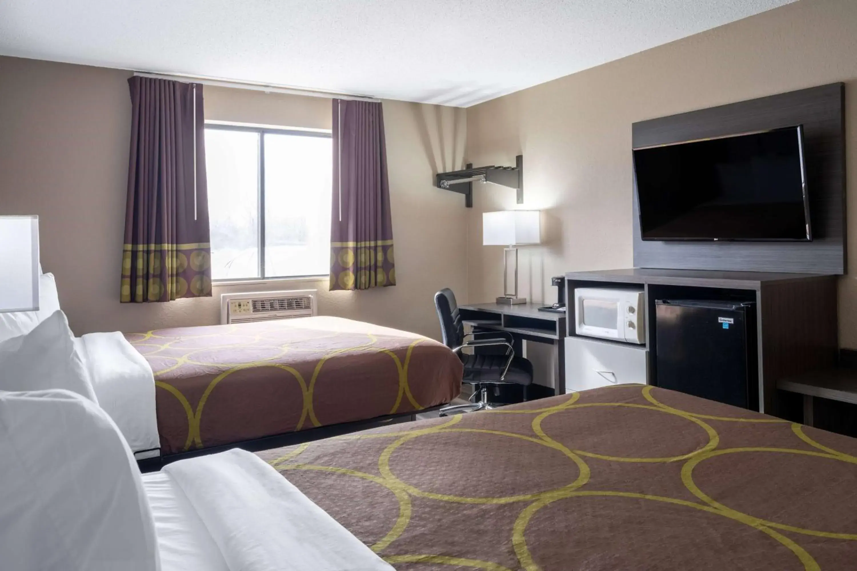 Photo of the whole room, Bed in Super 8 by Wyndham Merrillville