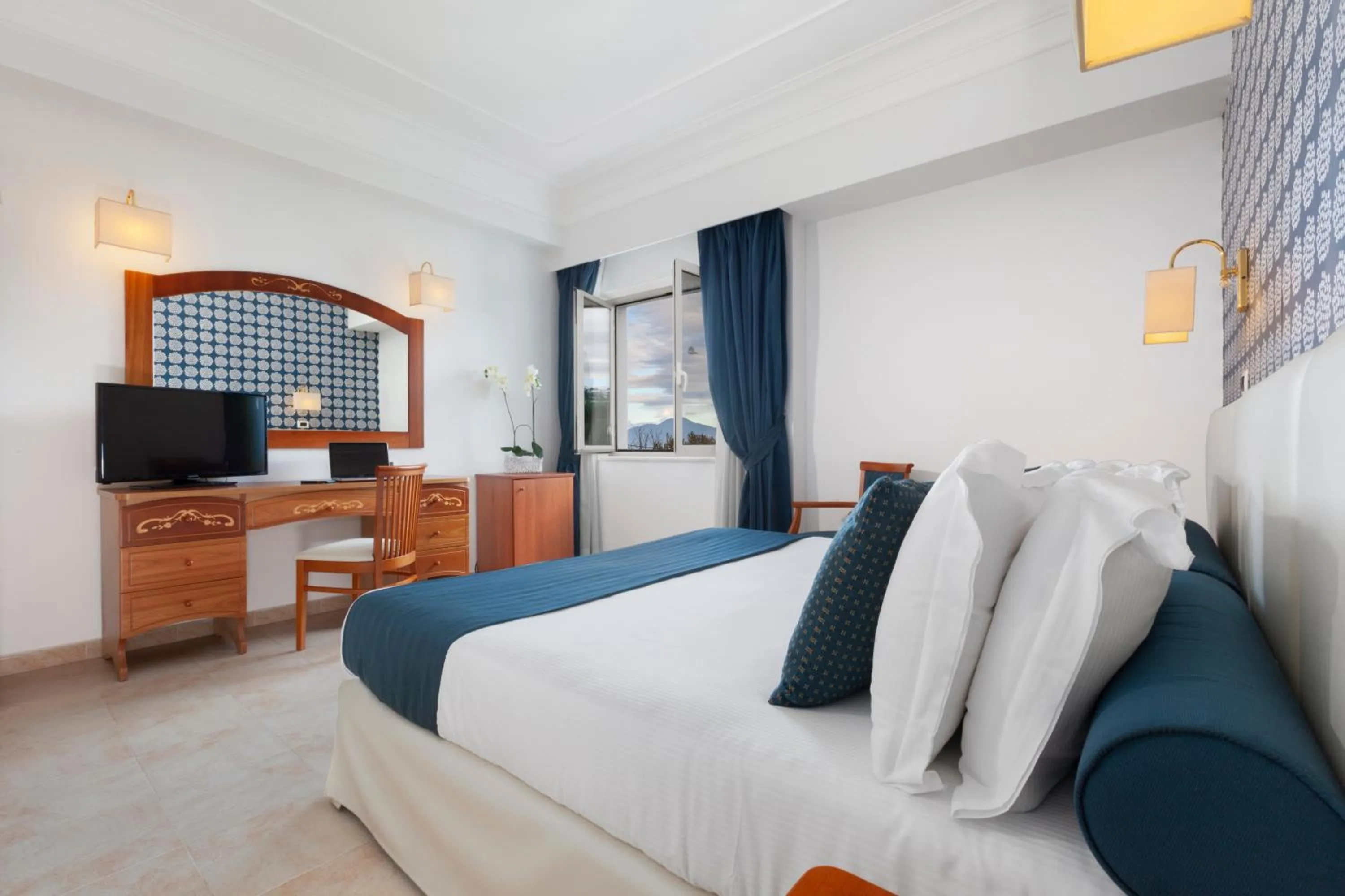 Bedroom, Bed in Atlantic Palace Hotel