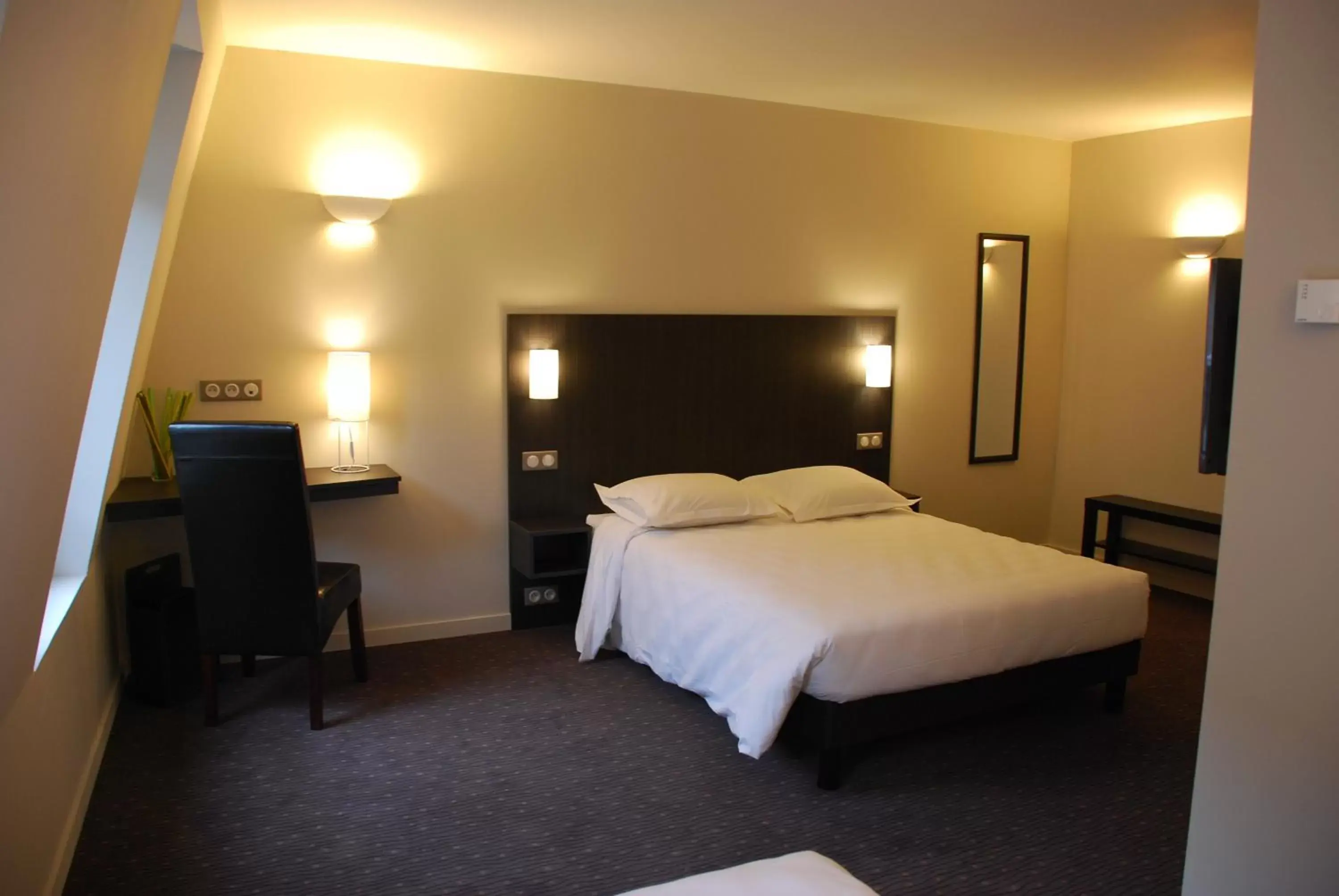 Photo of the whole room, Bed in Ruthenium Hotel