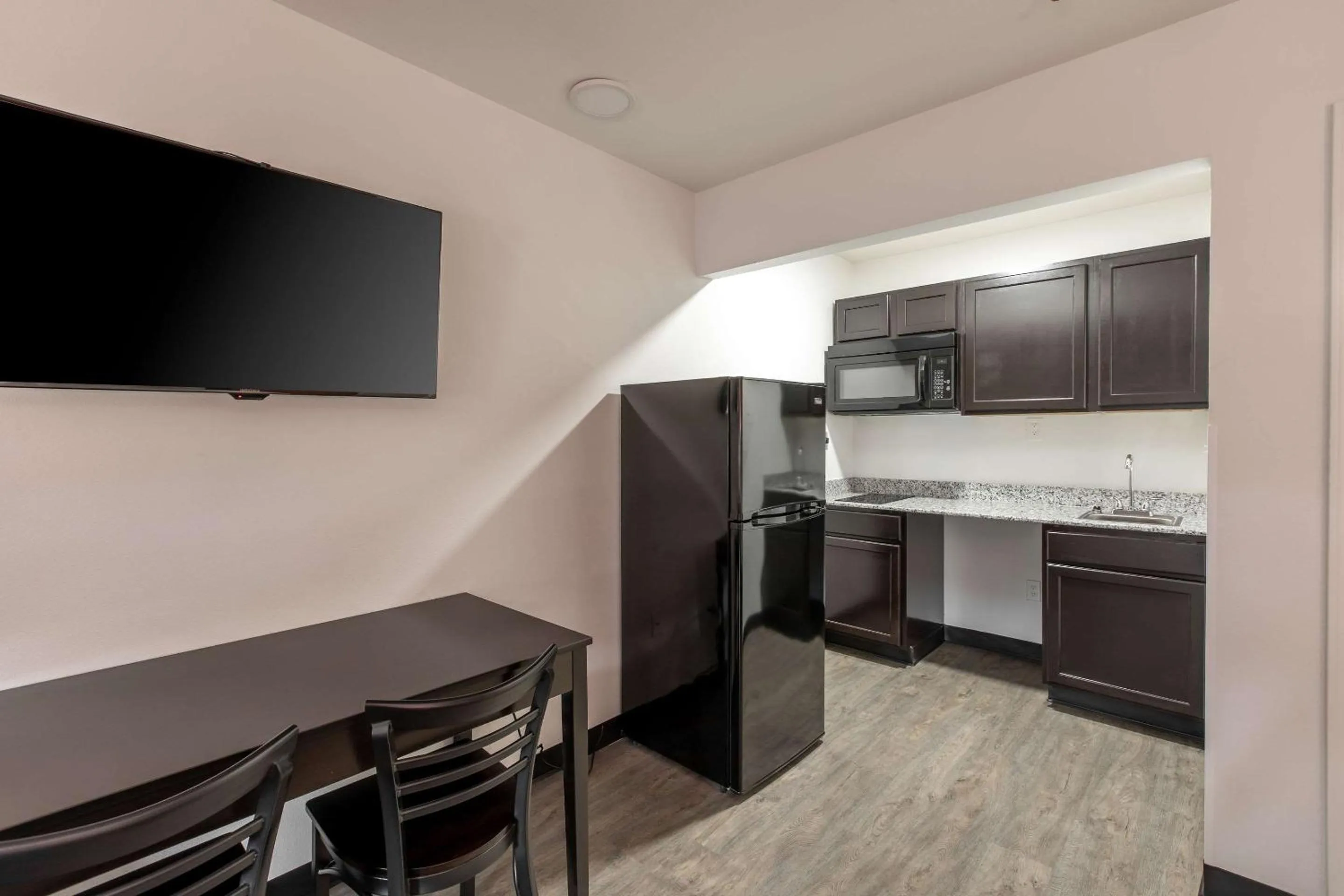 Kitchen or kitchenette in Suburban Studios Spartanburg - I-26