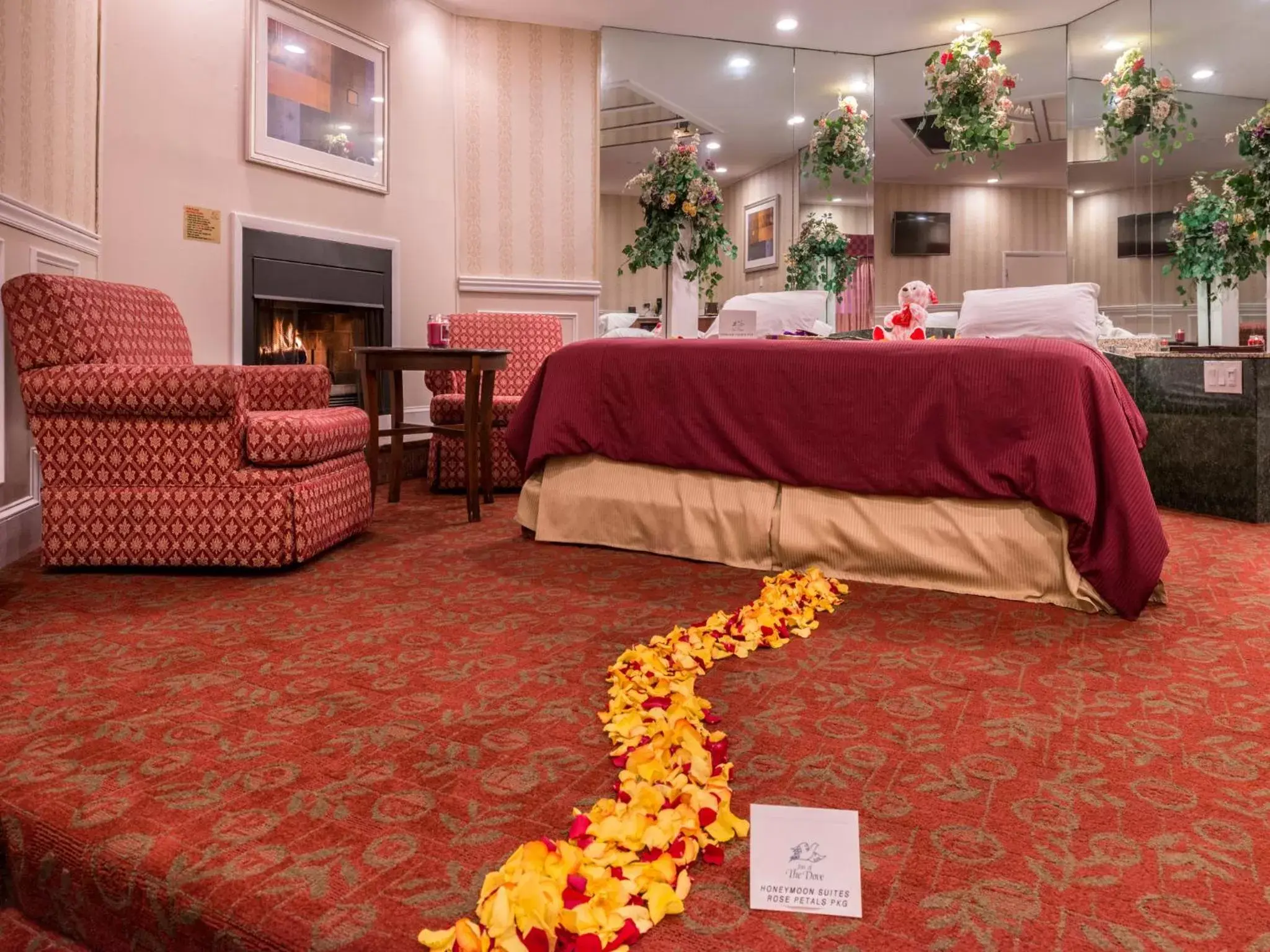 Bed, Garden in Inn of The Dove Romantic Luxury & Business Suites