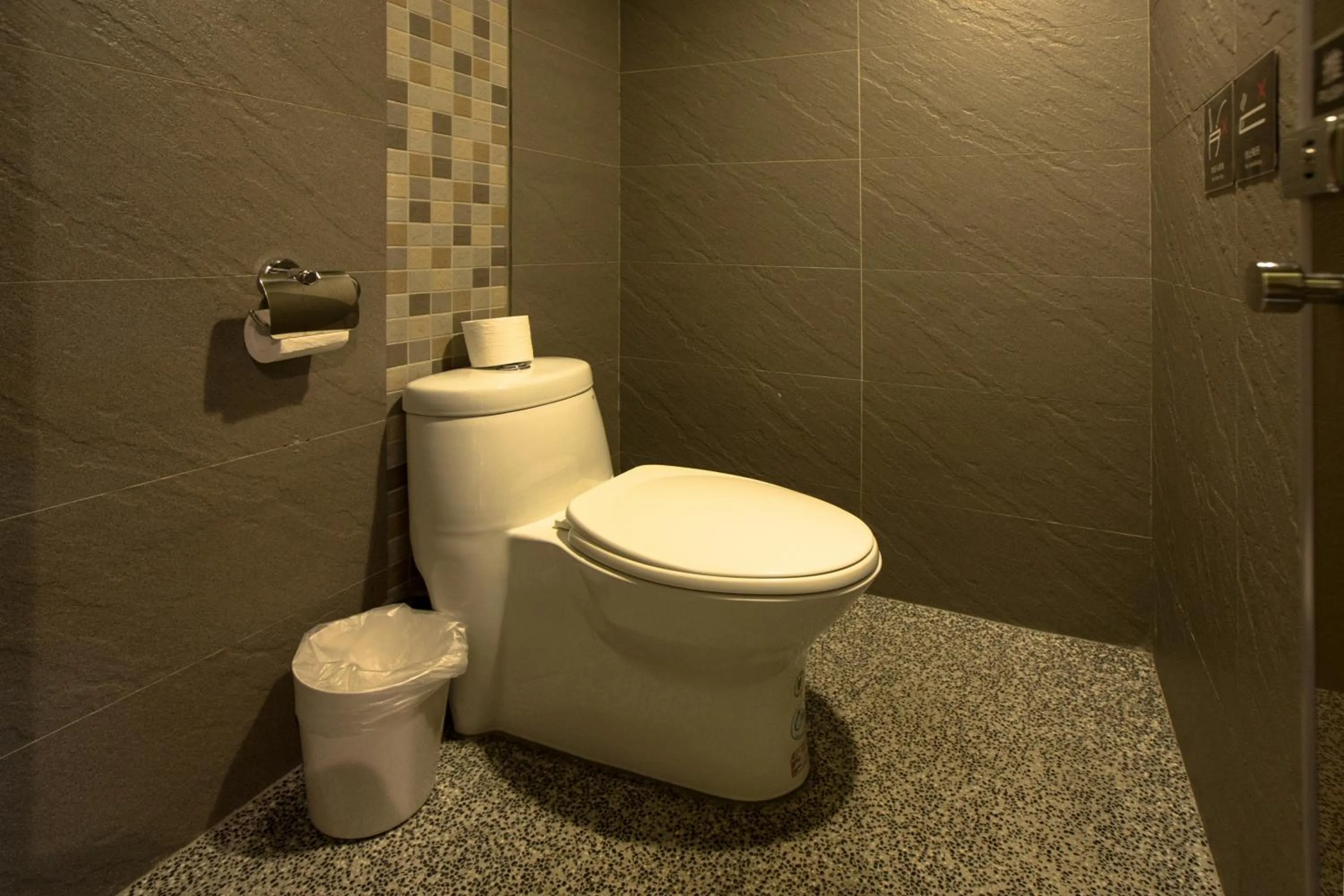 Toilet in Fun Inn Taipei Hostel