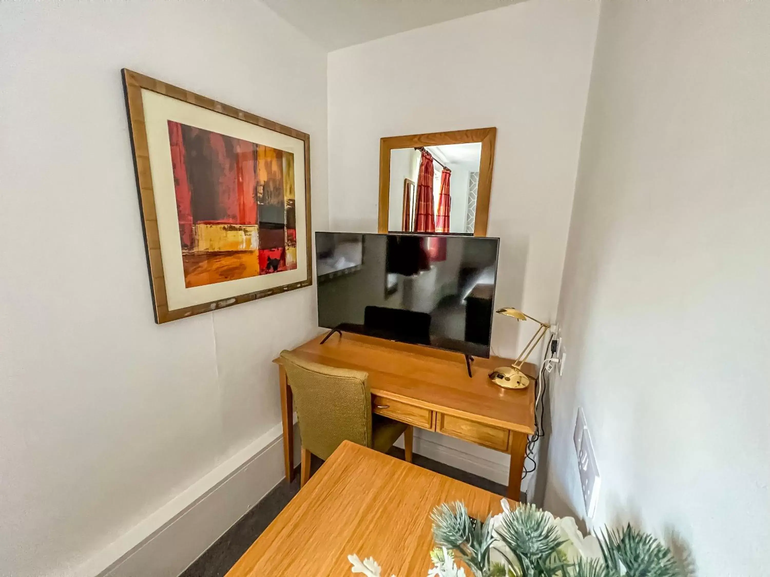 Bedroom, TV/Entertainment Center in The Red Lion Hotel