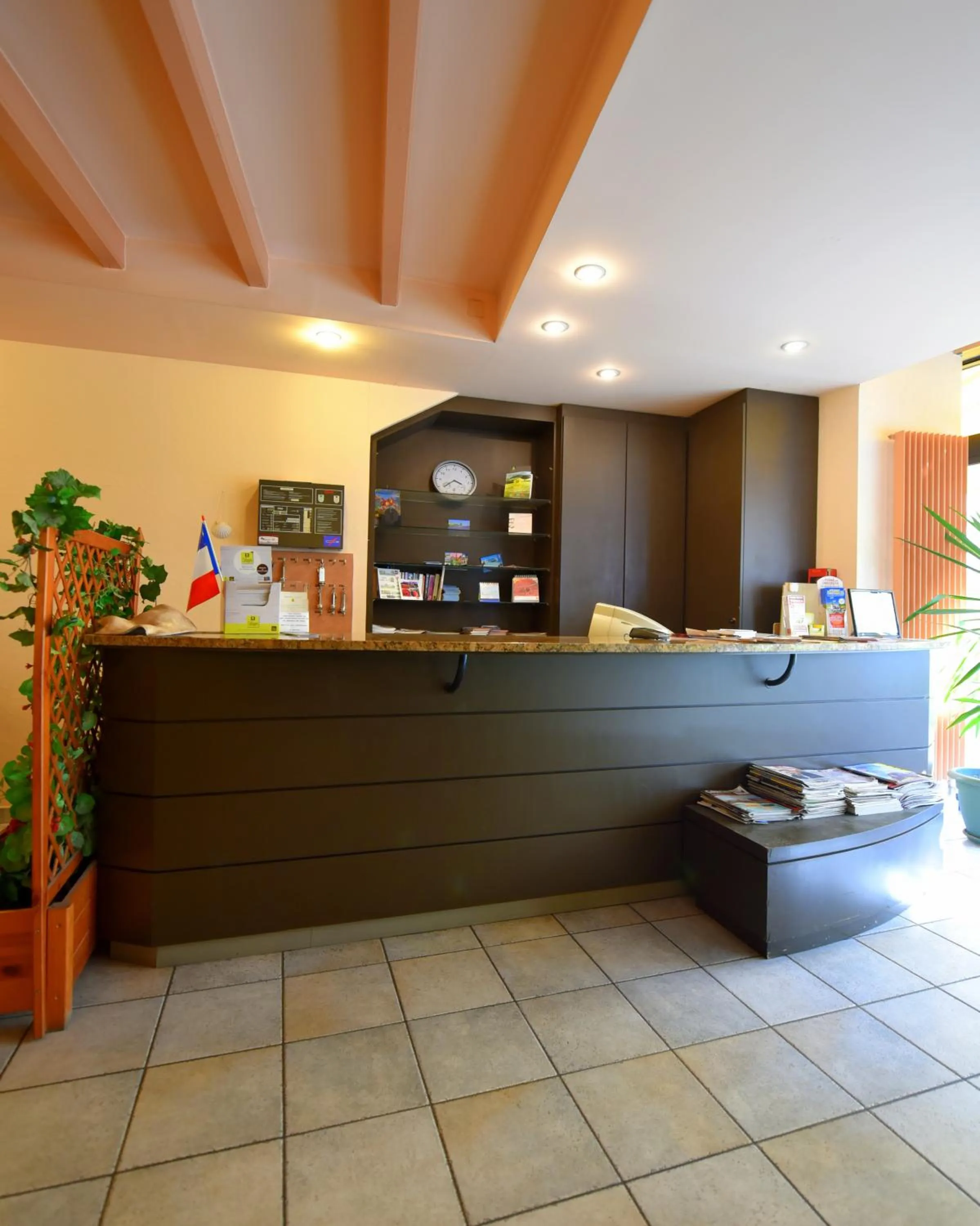 Lobby or reception in Logis Hôtel Saint Jacques