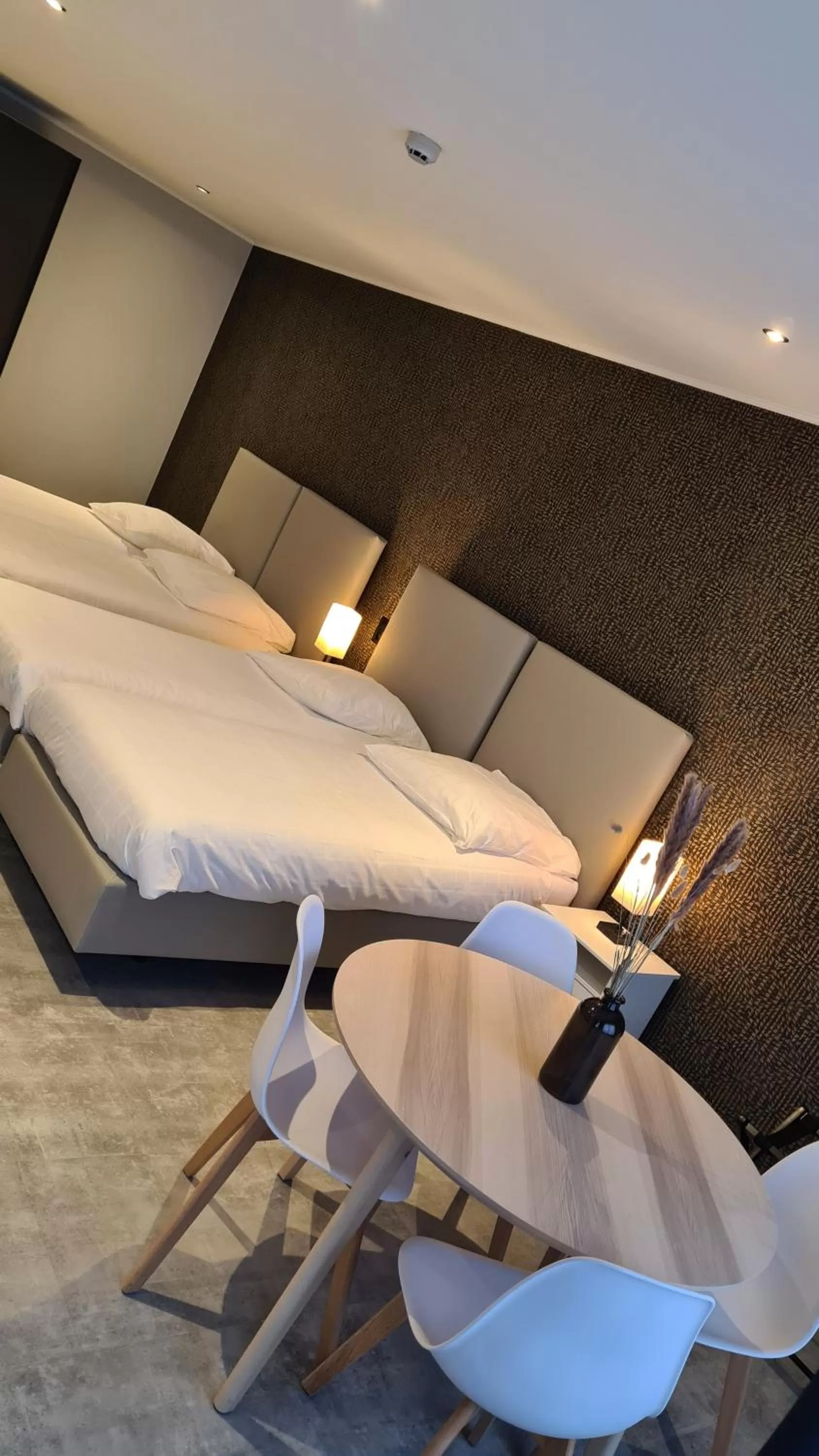 Bed in La Reine Hôtel & Restaurant