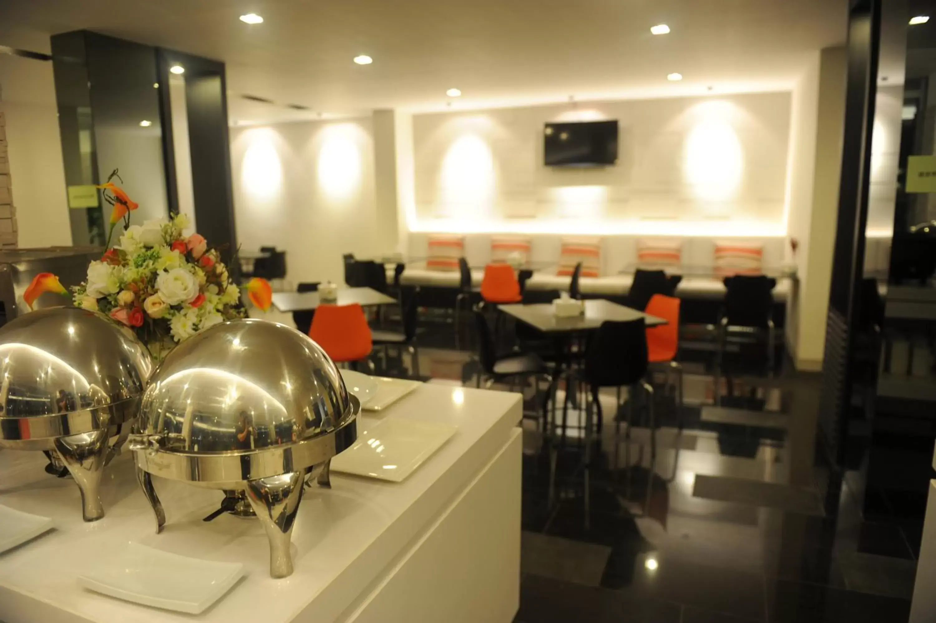 Restaurant/Places to Eat in Leenova Hotel