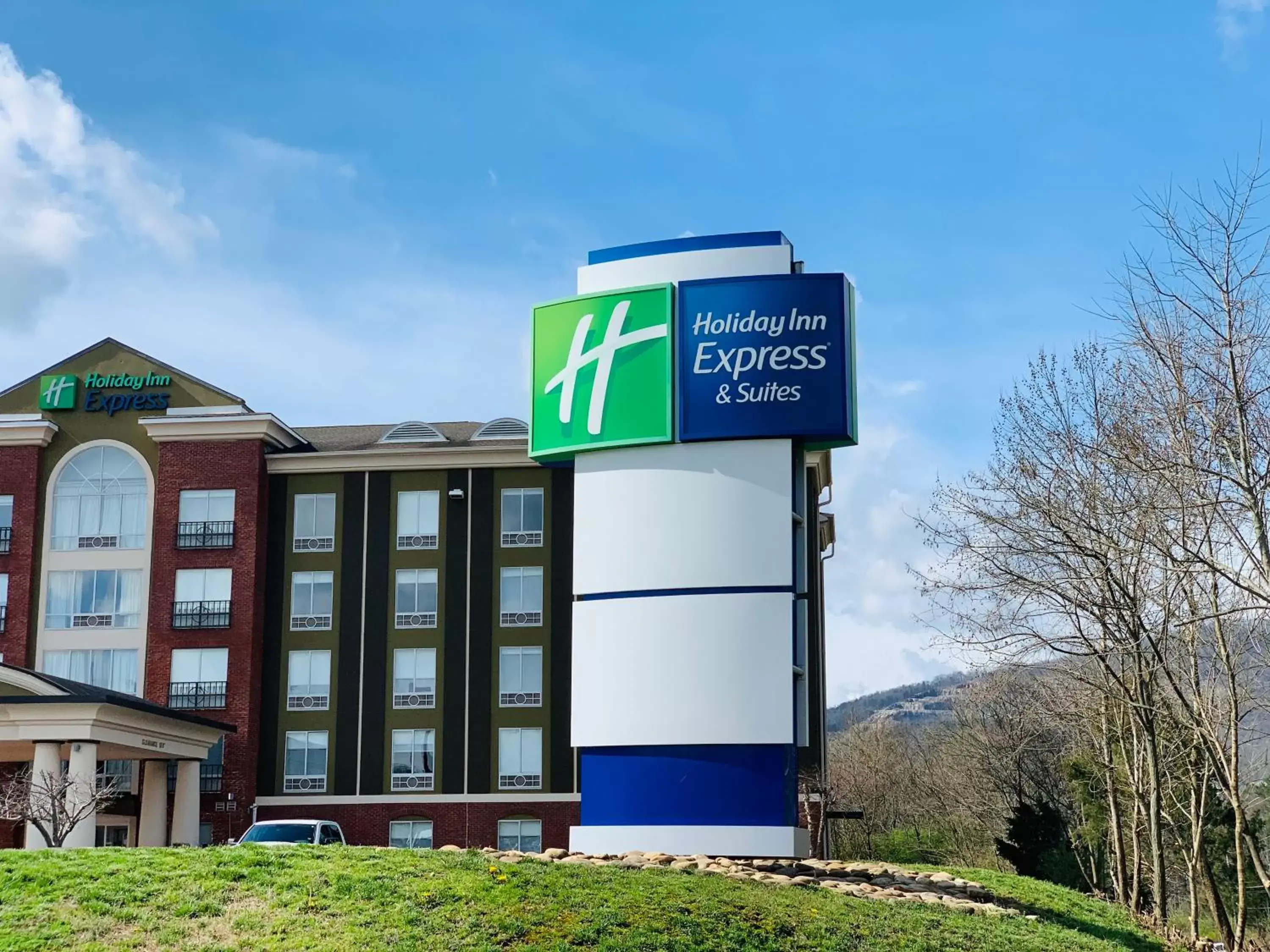 Property Building in Holiday Inn Express Hotel & Suites Chattanooga-Lookout Mountain, an IHG Hotel