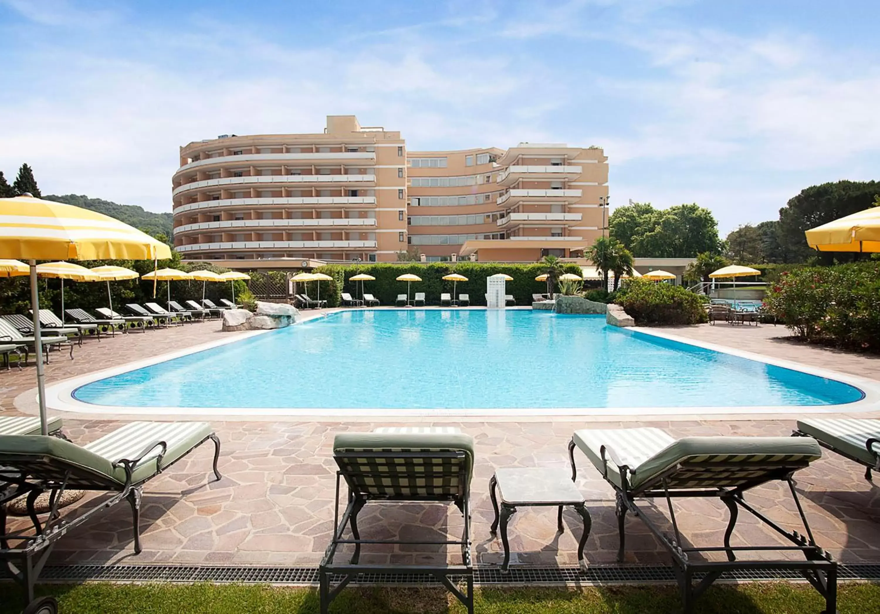 Facade/entrance, Swimming Pool in Hotel Sporting Resort