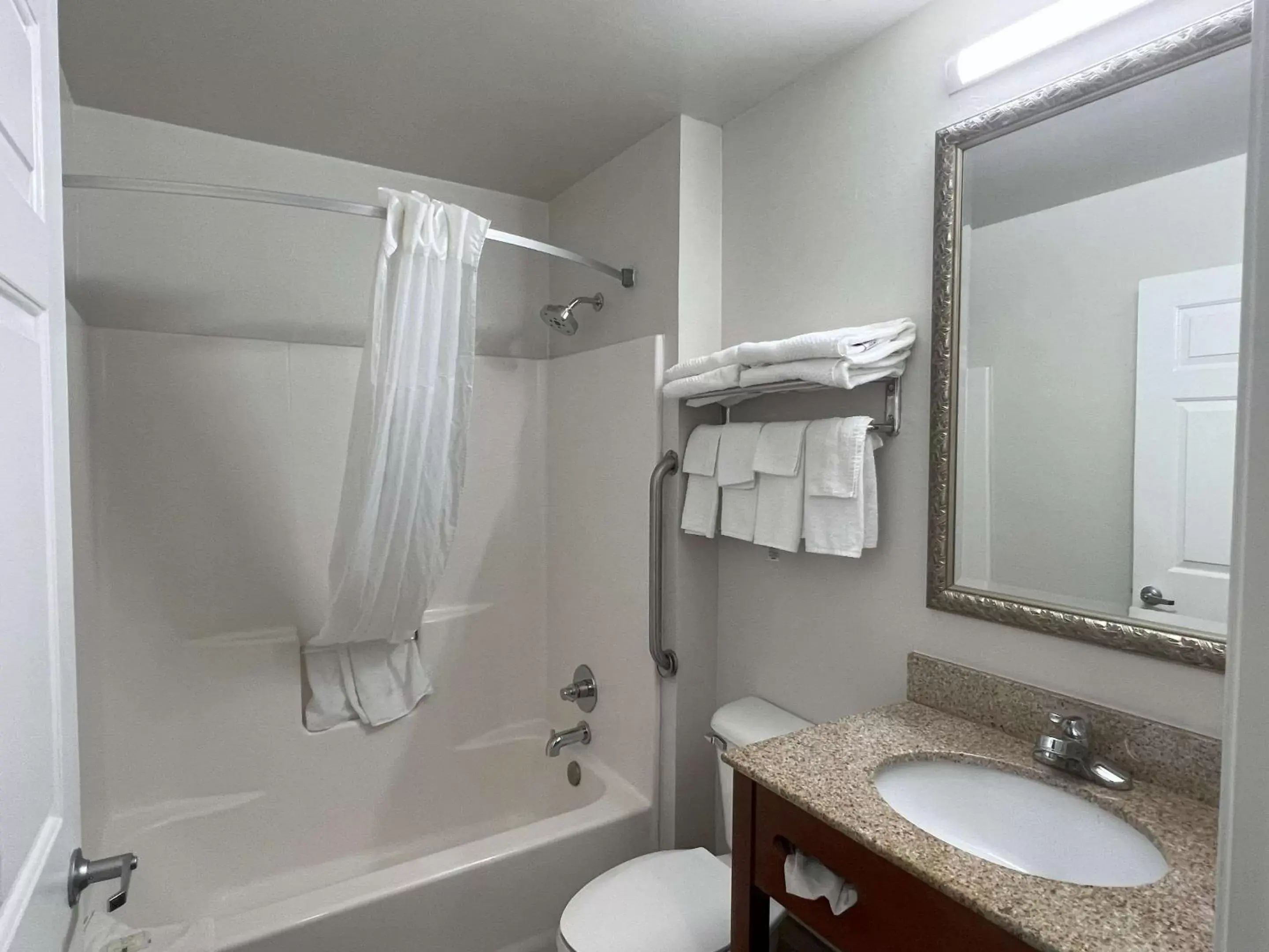 Bedroom, Bathroom in Quality Inn Merrimack - Nashua