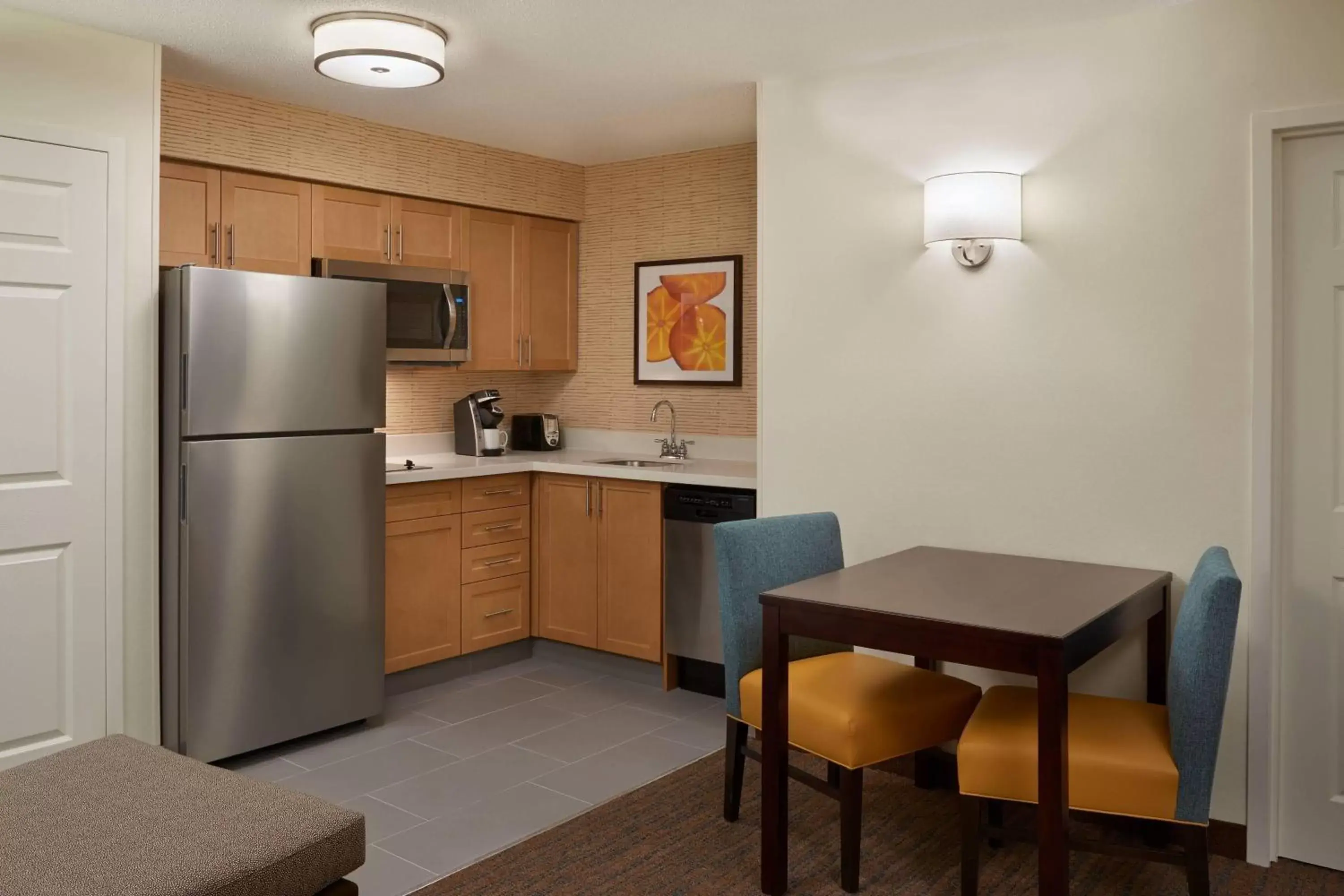 Bedroom, Kitchen/Kitchenette in Residence Inn by Marriott Toronto Airport