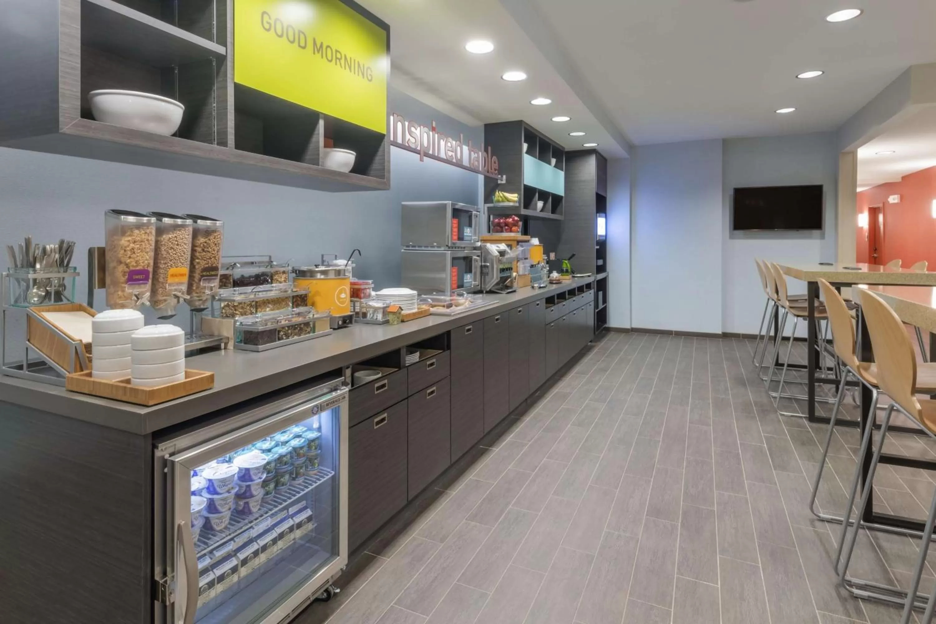 Dining area in Home2 Suites Kansas City Downtown