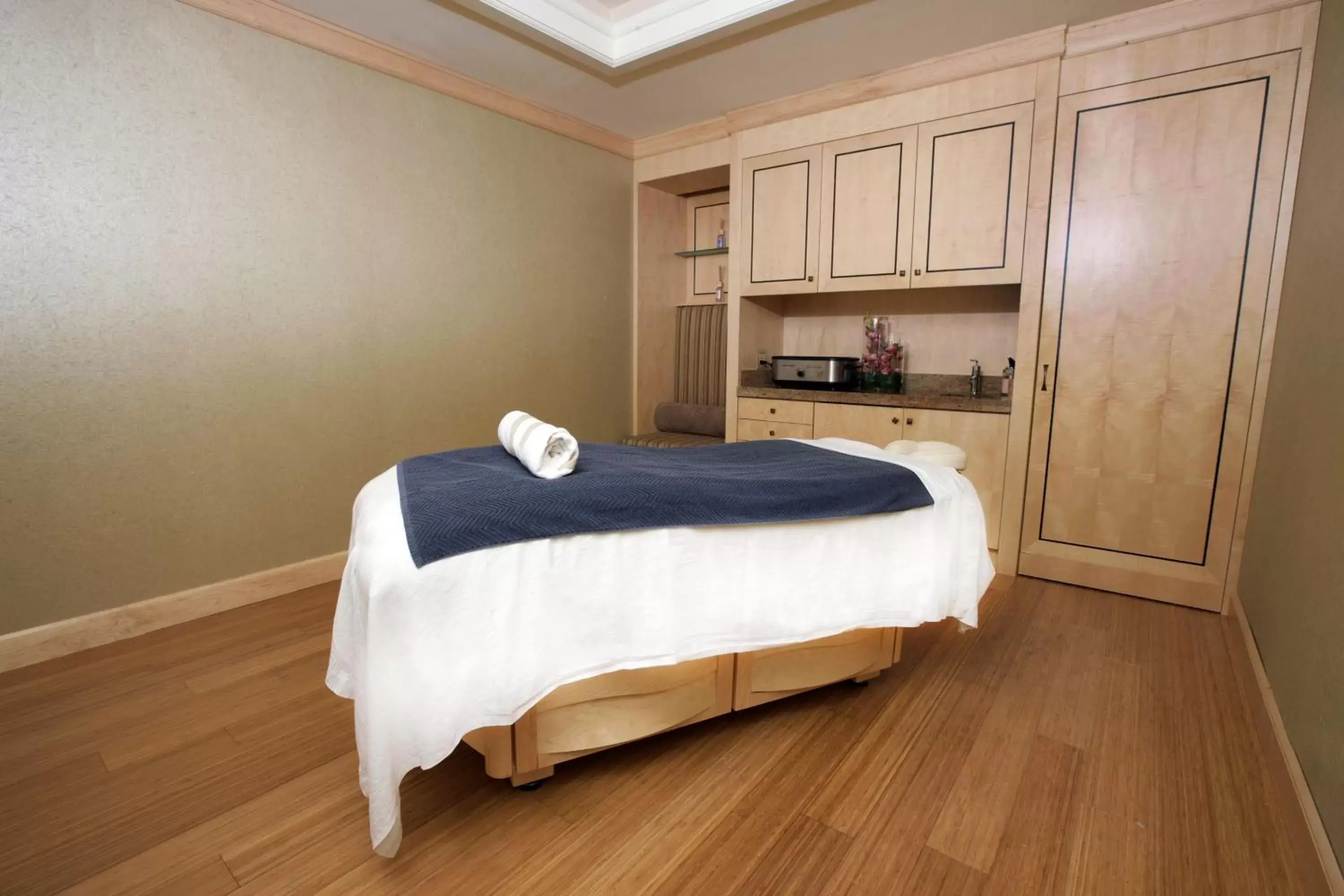 Spa and wellness centre/facilities, Bed in JW Marriott The Rosseau Muskoka Resort & Spa