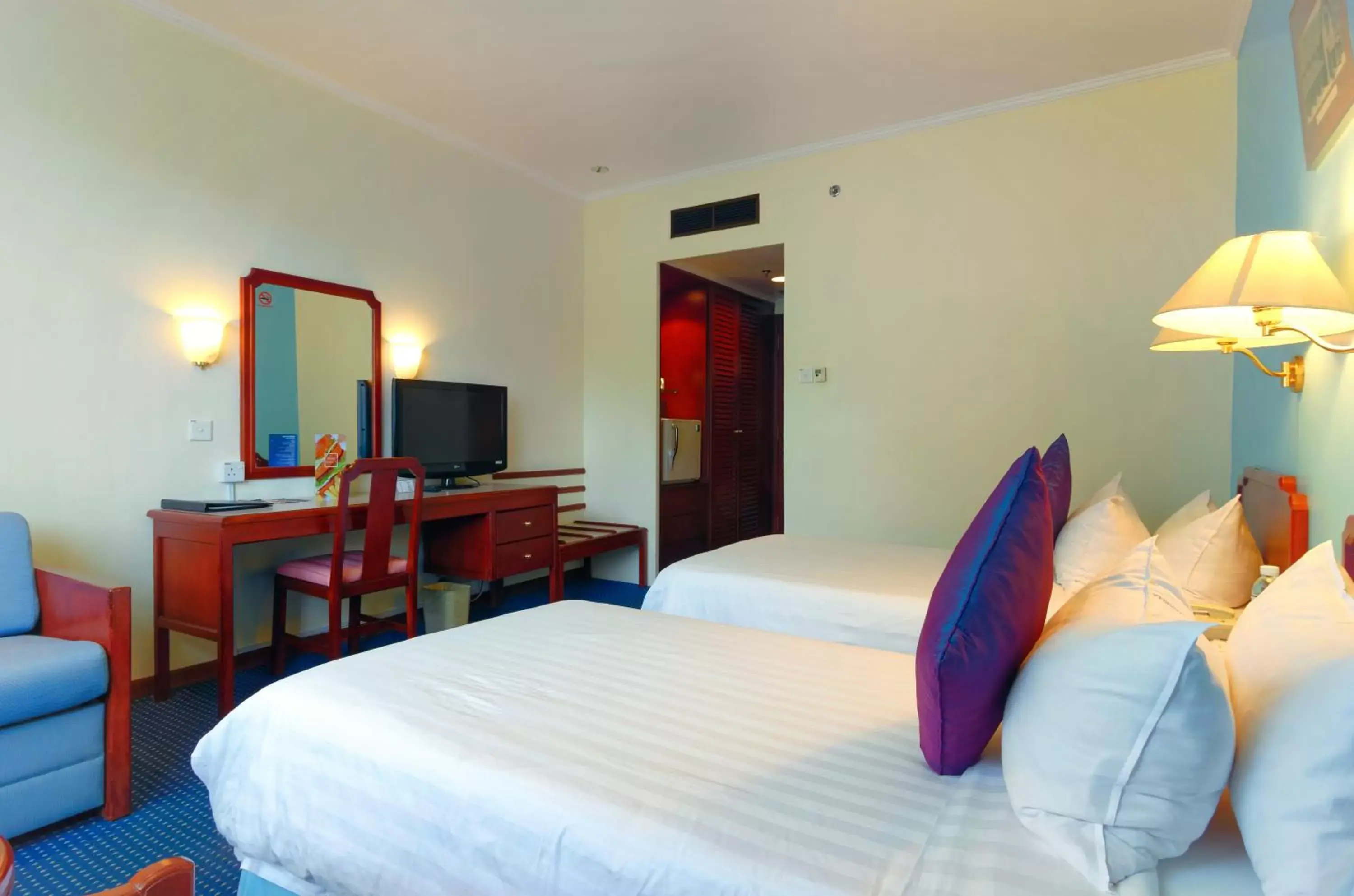 TV and multimedia, Bed in Hotel Shangri-la Kota Kinabalu