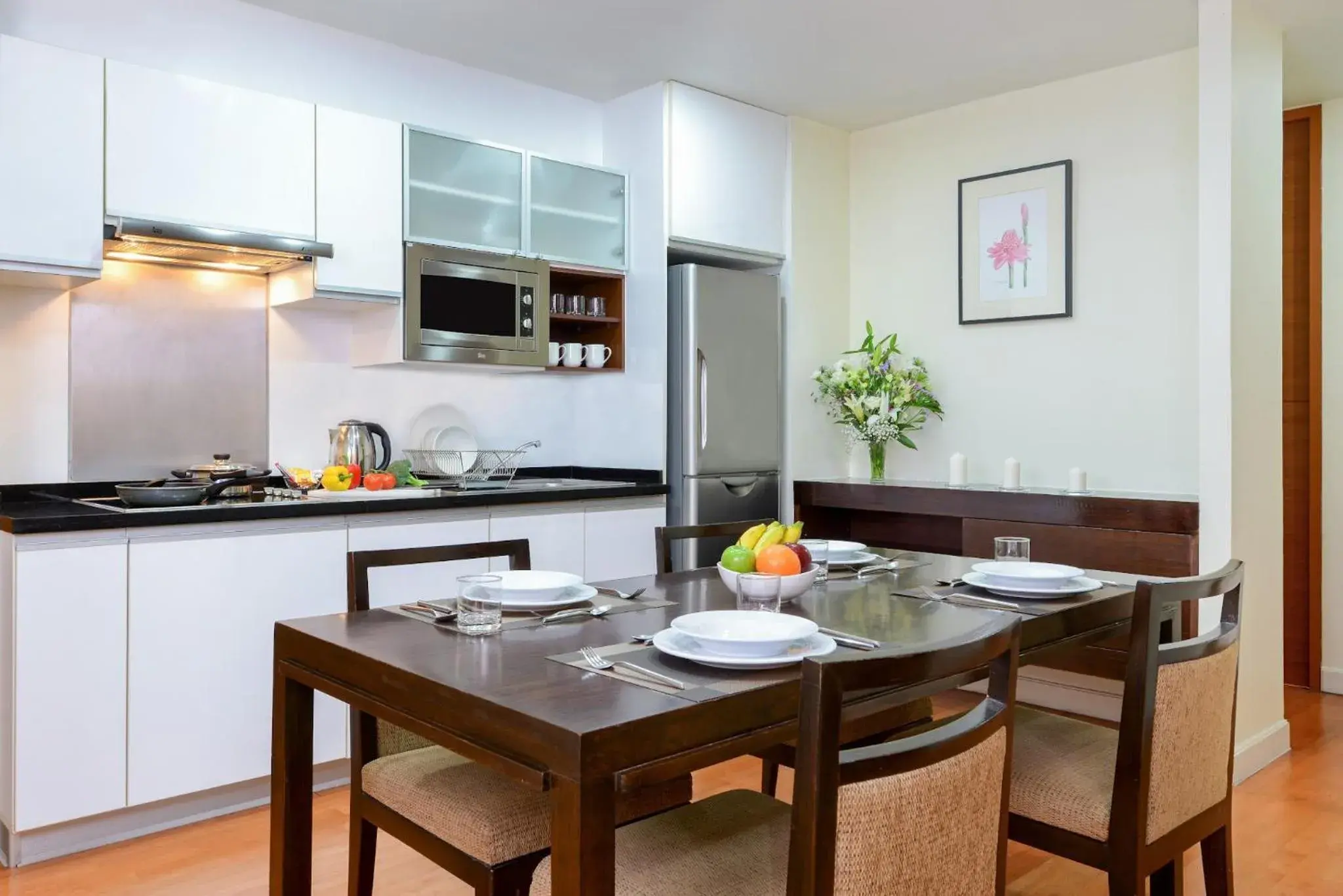 Kitchen or kitchenette, Dining Area in Amanta Hotel & Residence Ratchada
