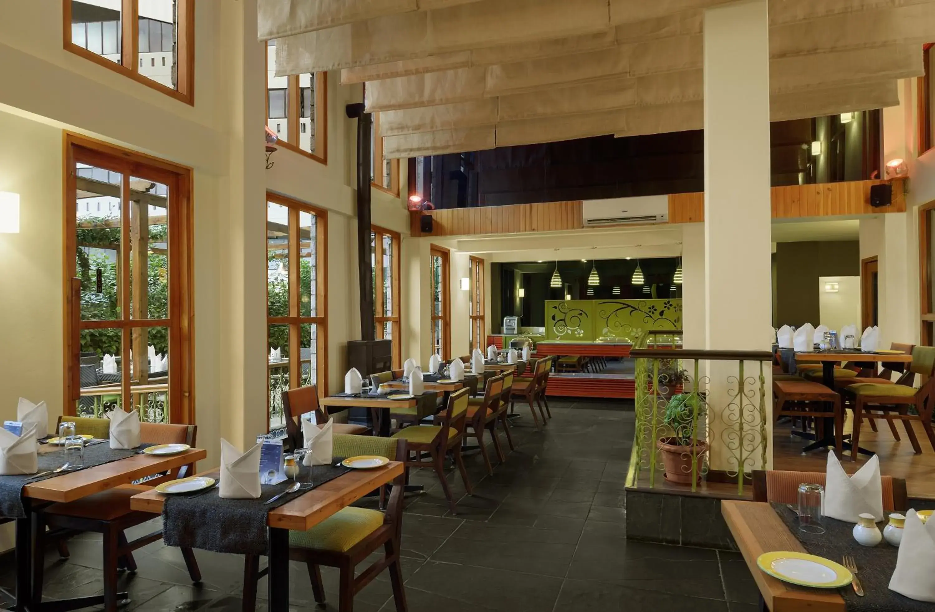 Restaurant/Places to Eat in Honeymoon Inn - Manali