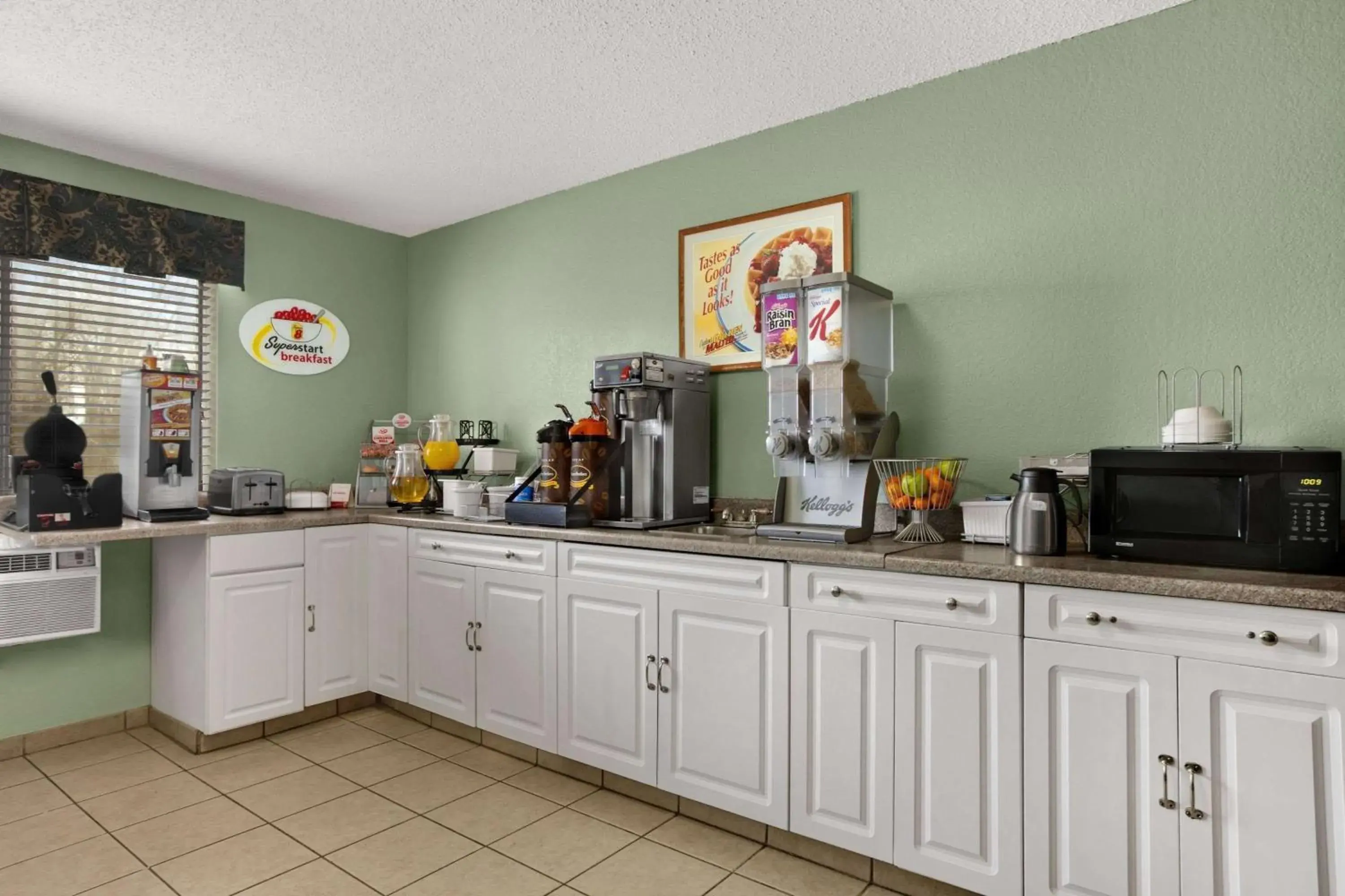 Restaurant/places to eat, Kitchen/Kitchenette in Quality Inn