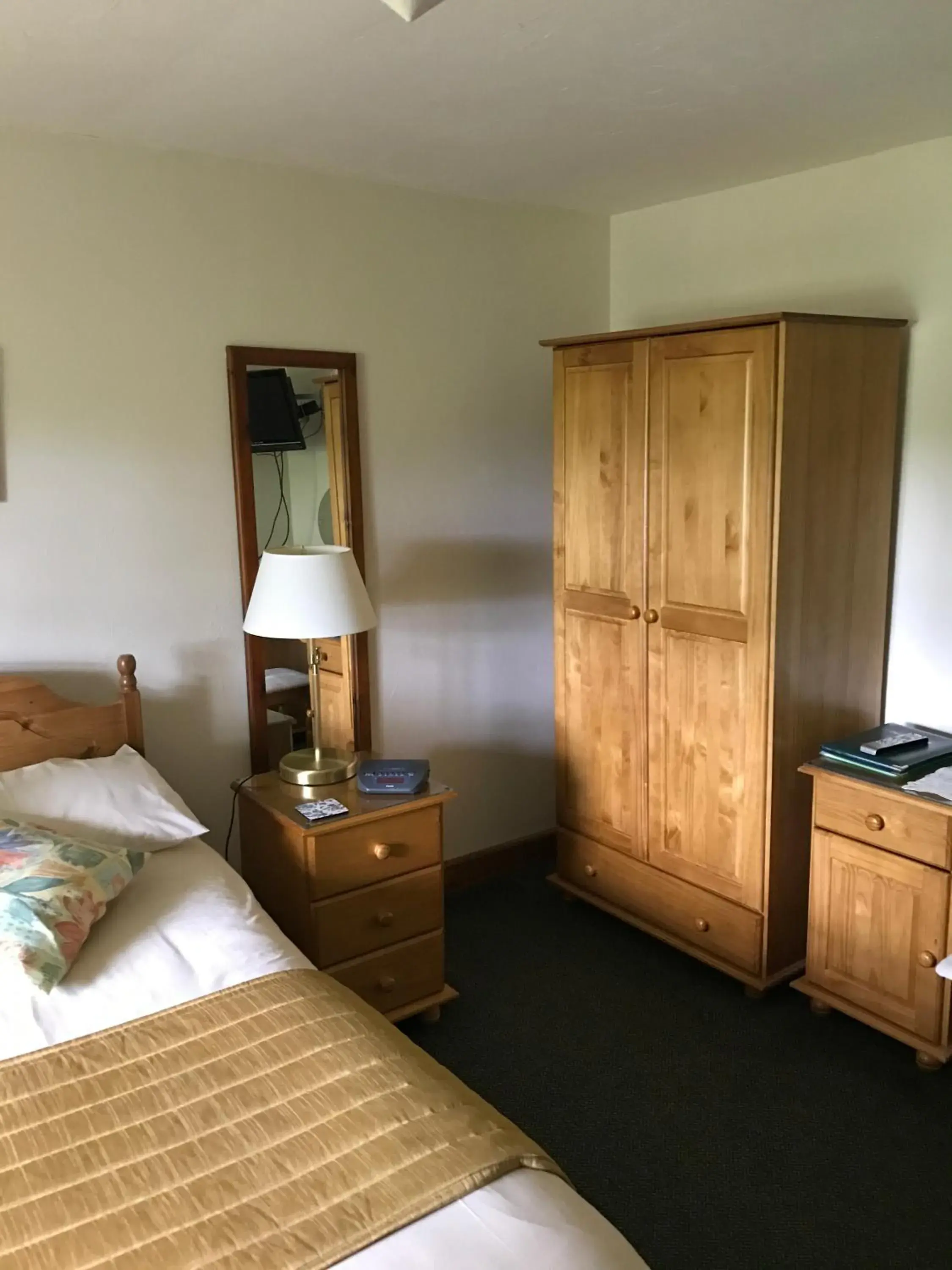 Bedroom, Bed in Middle Flass Lodge