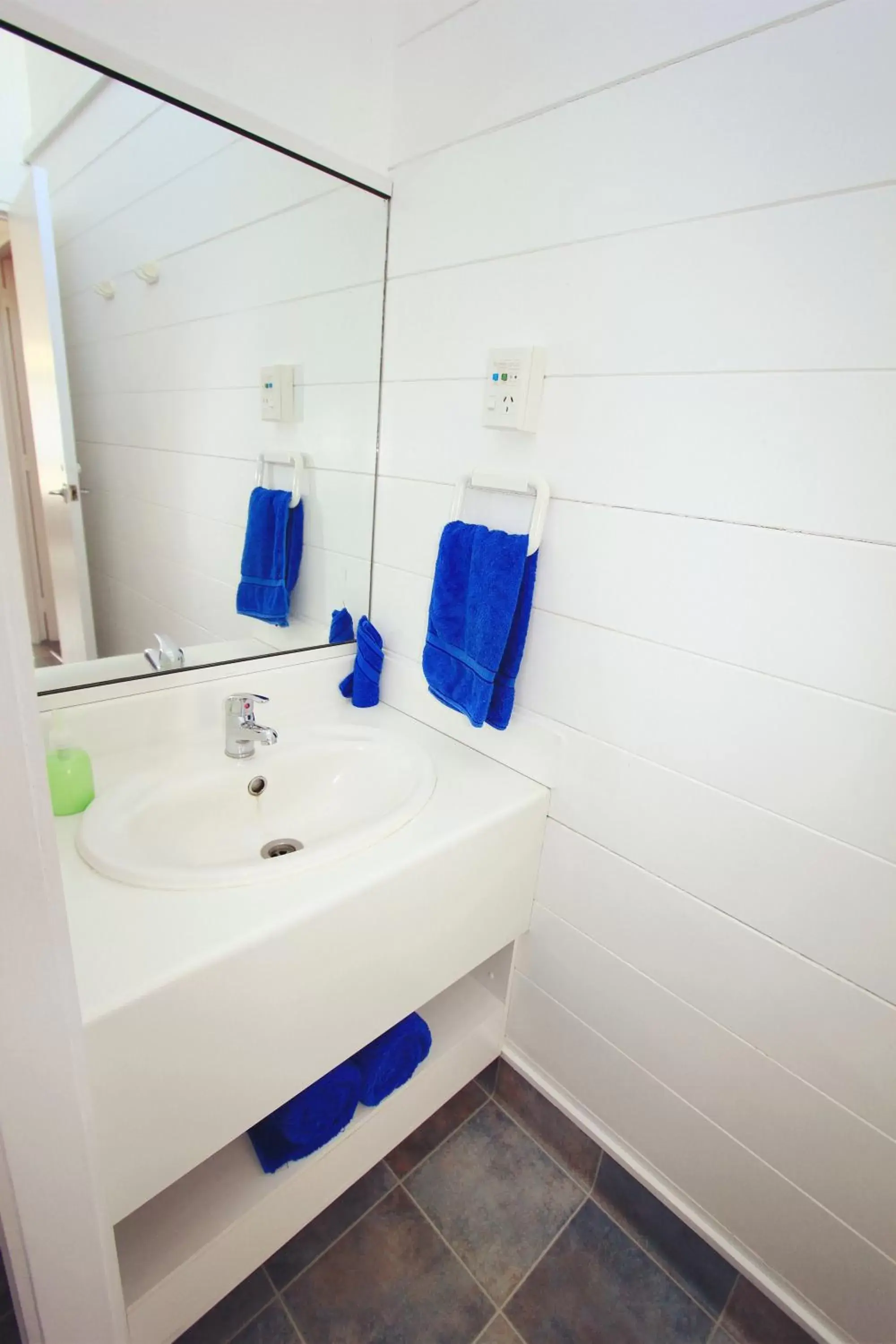 Shower, Bathroom in Golden Glow Motel