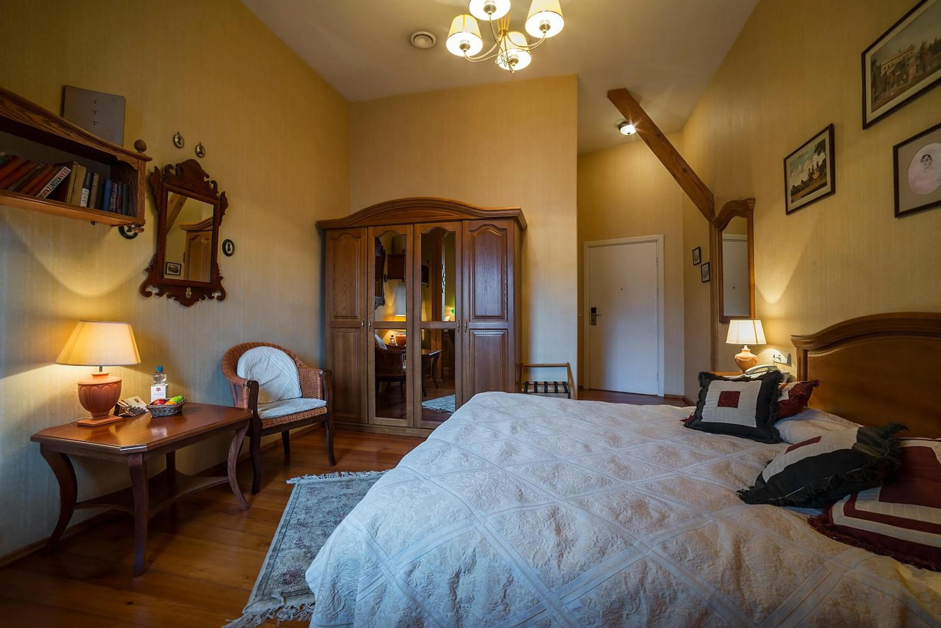 Photo of the whole room, Bed in Shakespeare Boutique Hotel