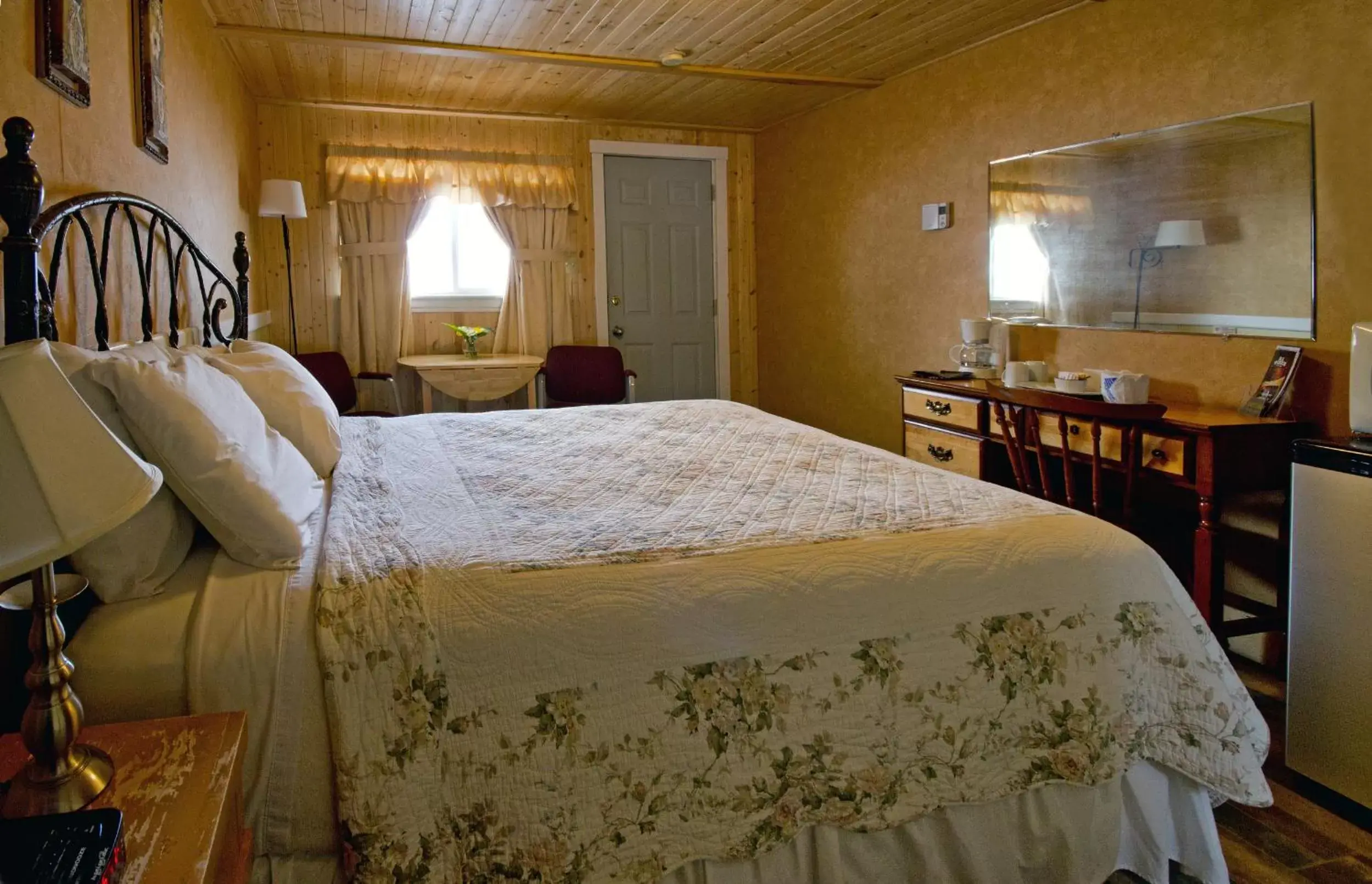 Photo of the whole room, Bed in Mackenzie Motel & Cottages