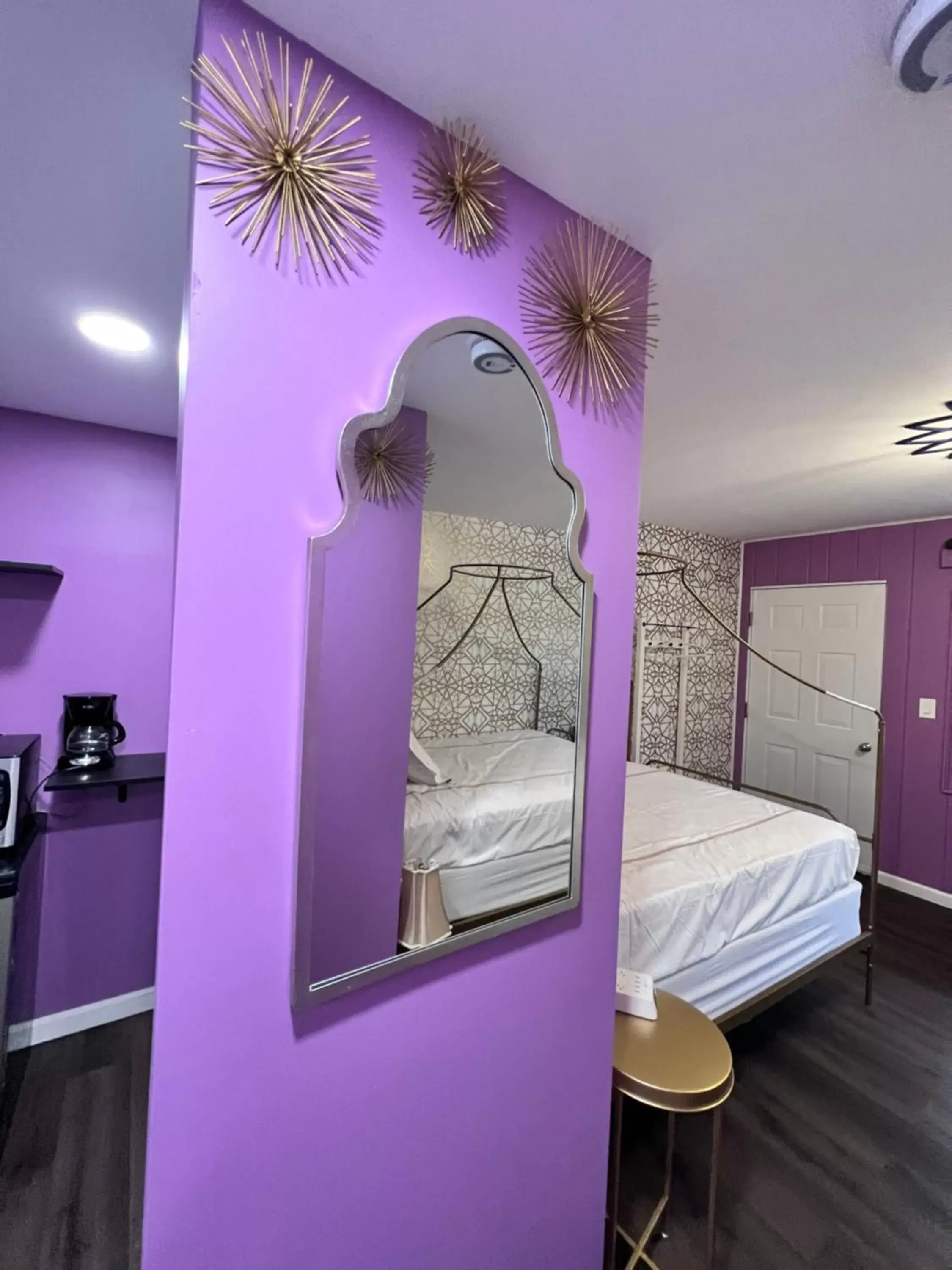 Bedroom in Great Gatsby Motel In