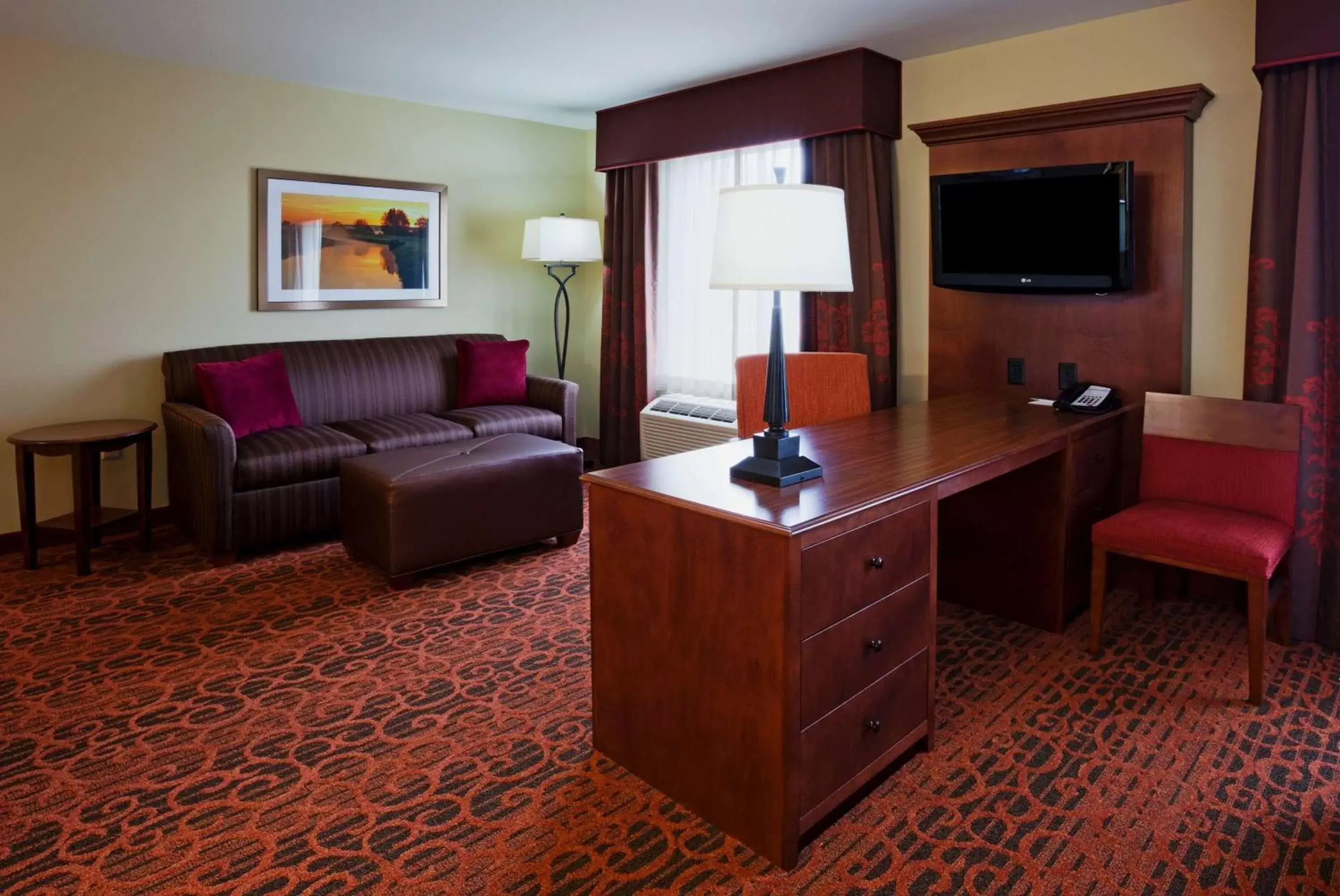 Living room, TV/Entertainment Center in Hampton Inn & Suites Minot