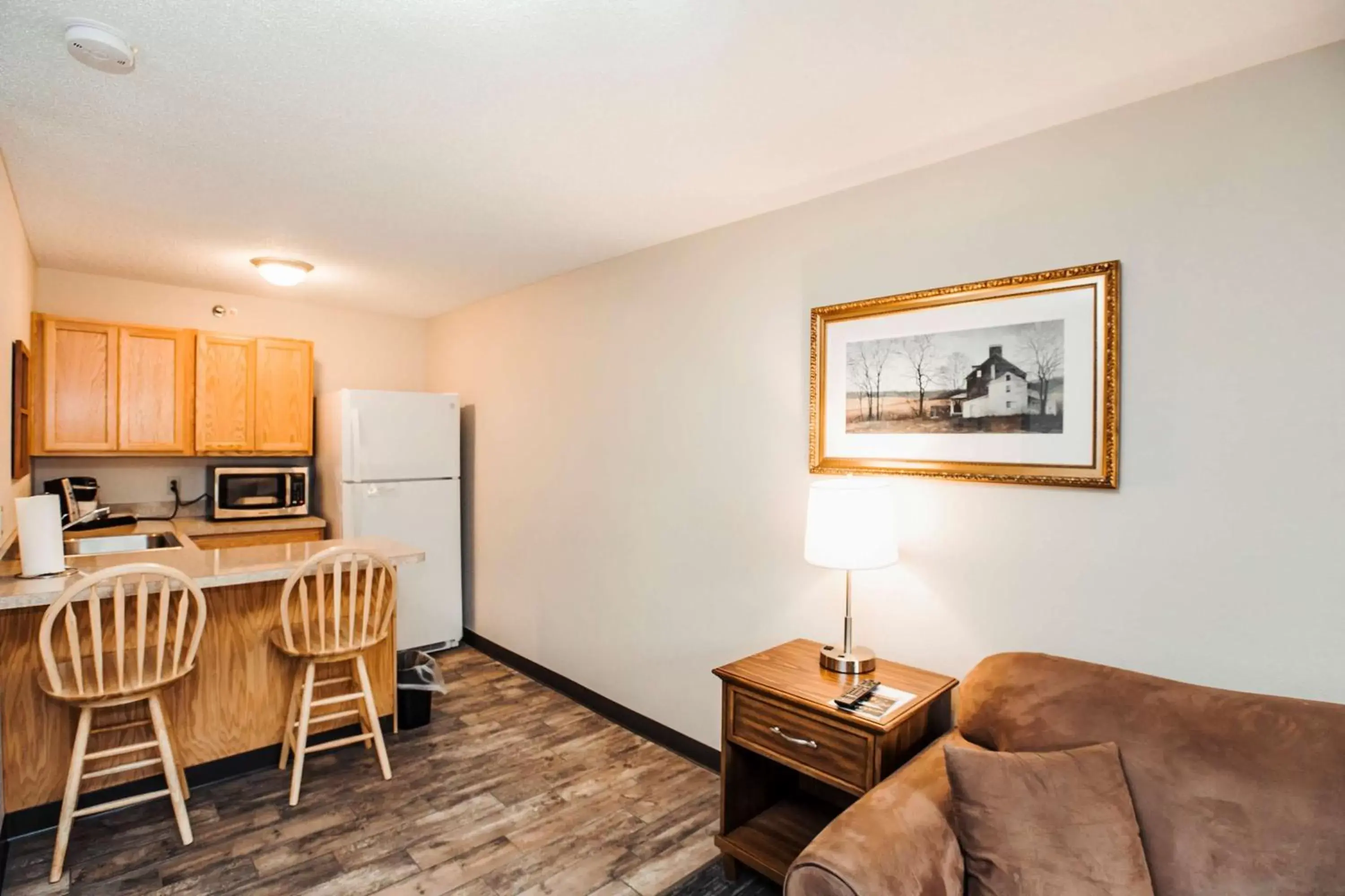 Photo of the whole room, Seating Area in SureStay Plus Hotel by Best Western Elizabethtown Hershey