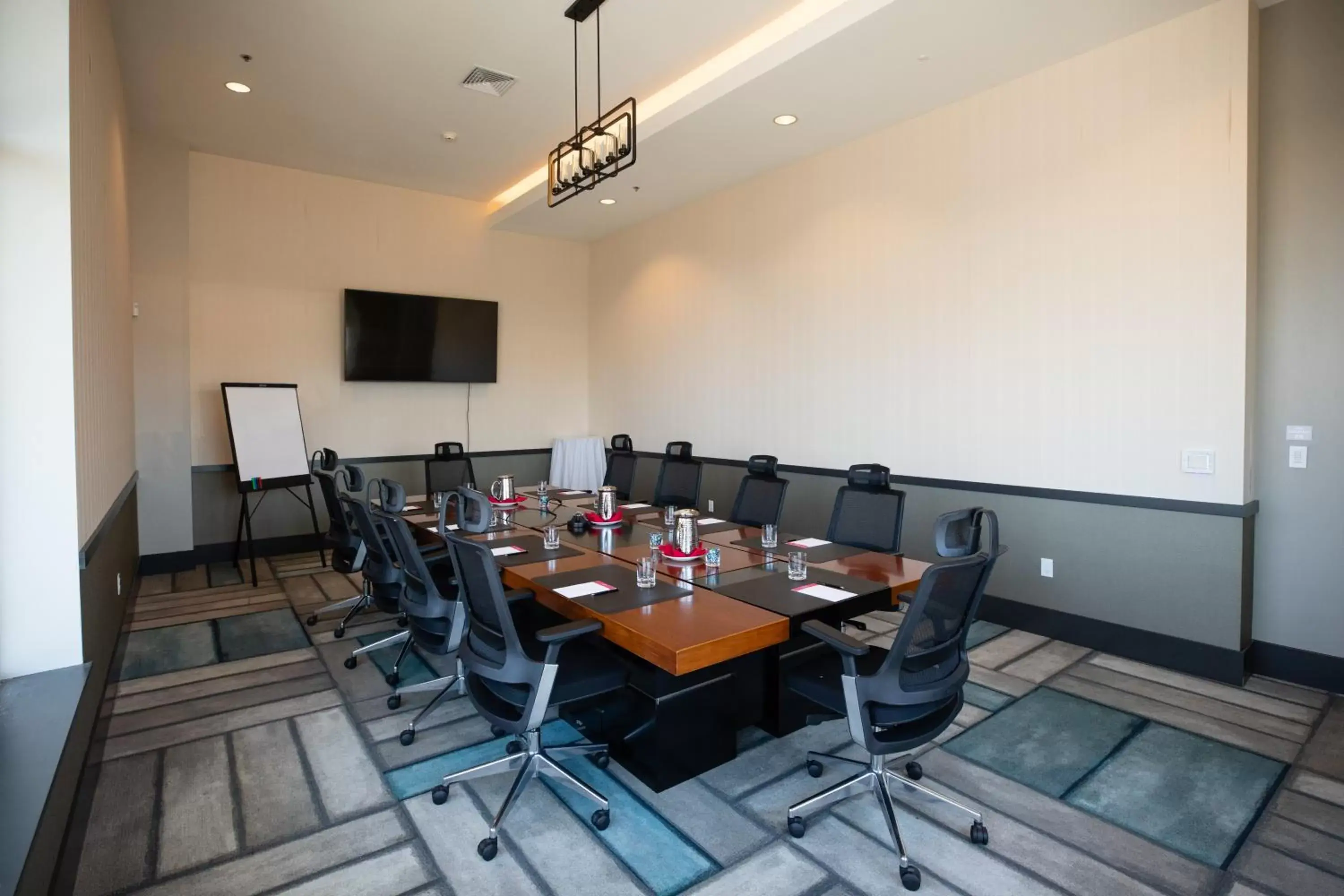 Meeting/conference room in Hotel Indigo Seattle Everett Waterfront Place, an IHG Hotel