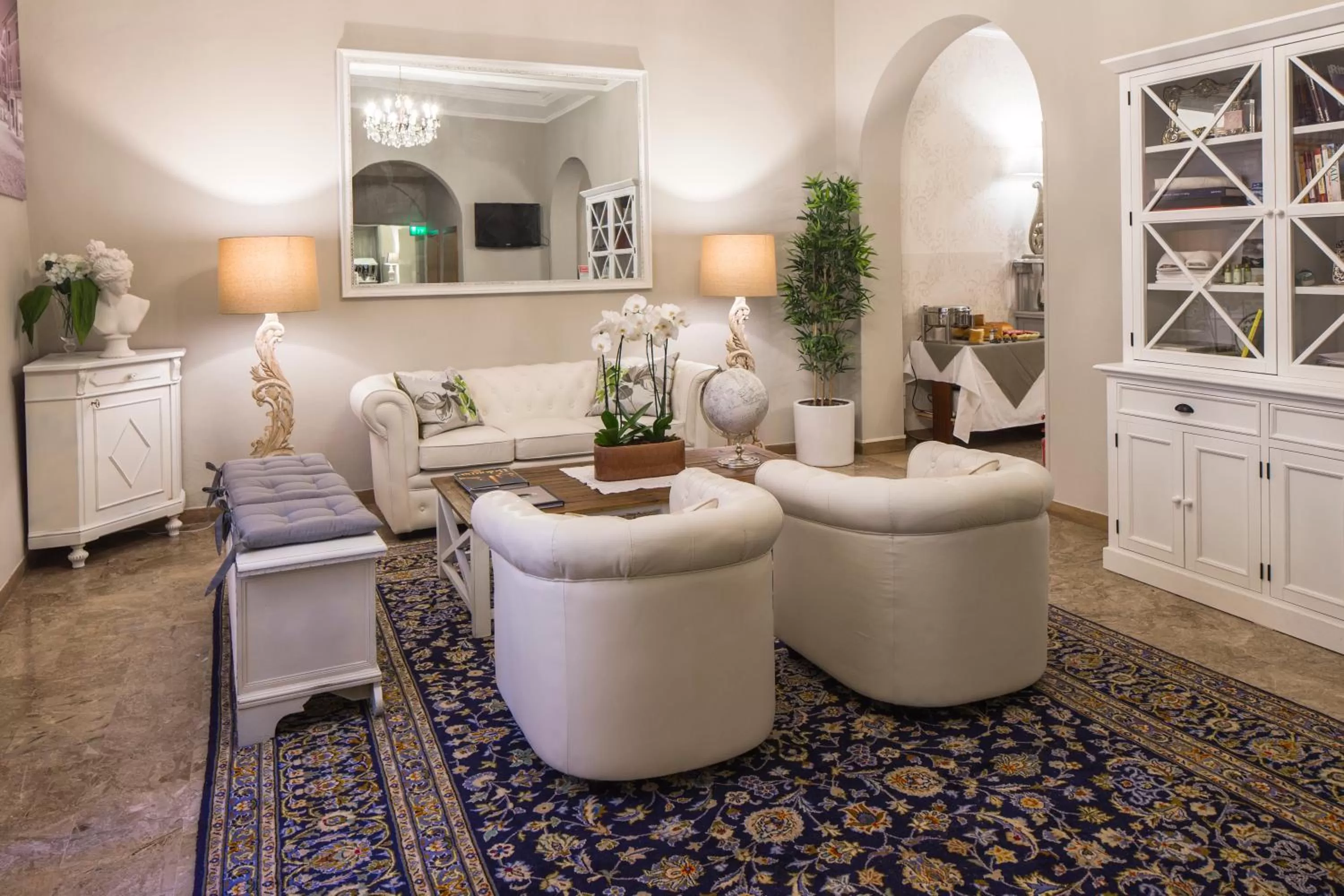 Communal lounge/ TV room in Hotel Accademia