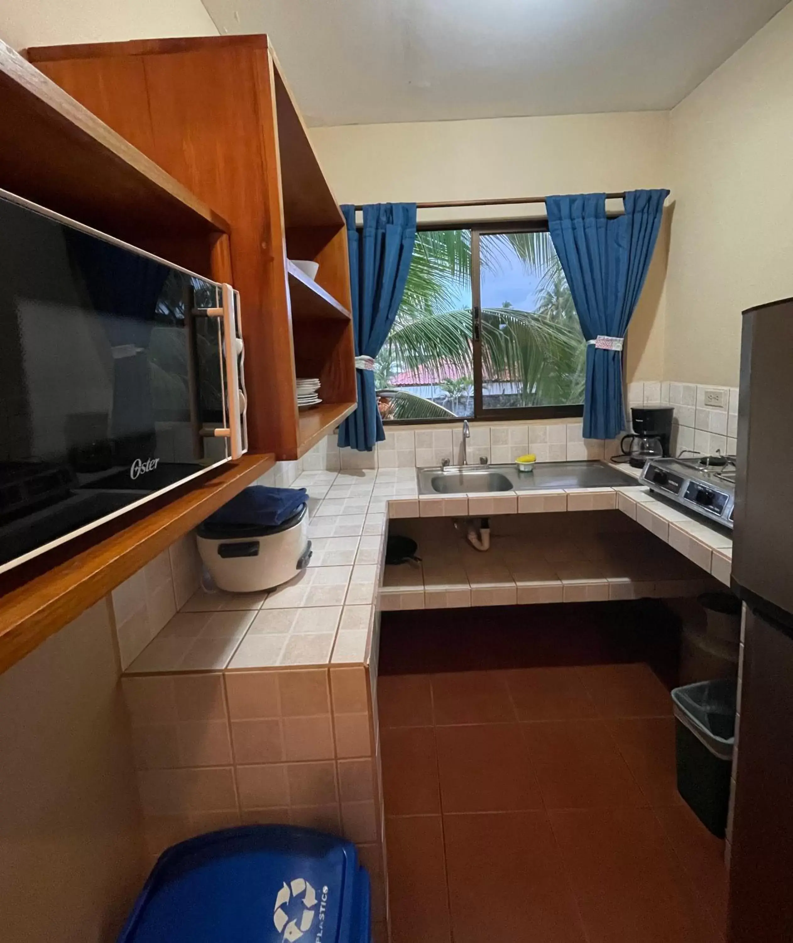 Kitchen or kitchenette, TV/Entertainment Center in Apartotel Flamboyant