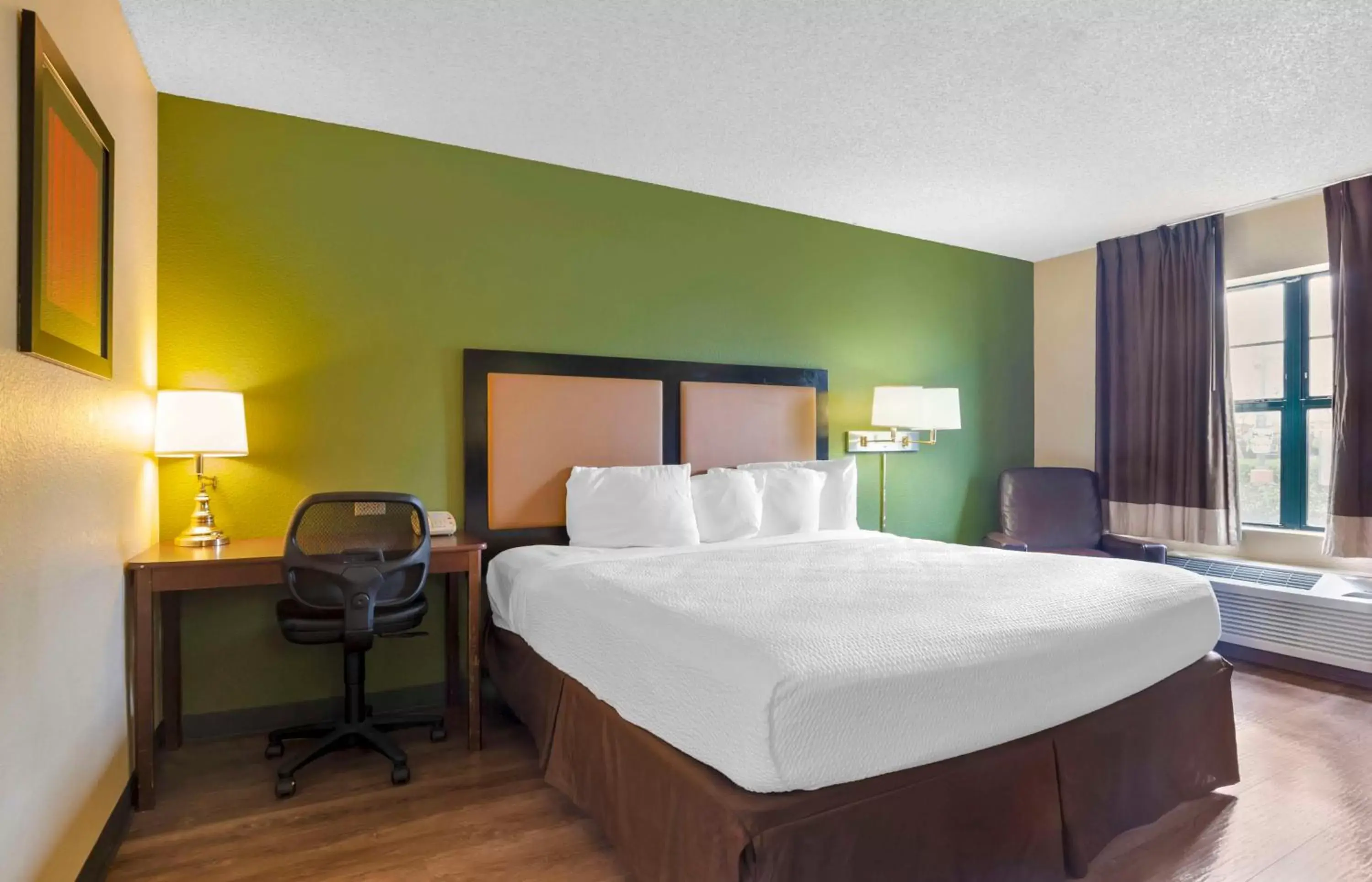 Bedroom, Bed in Extended Stay America Suites - Orlando - Maitland - 1776 Pembrook Dr
