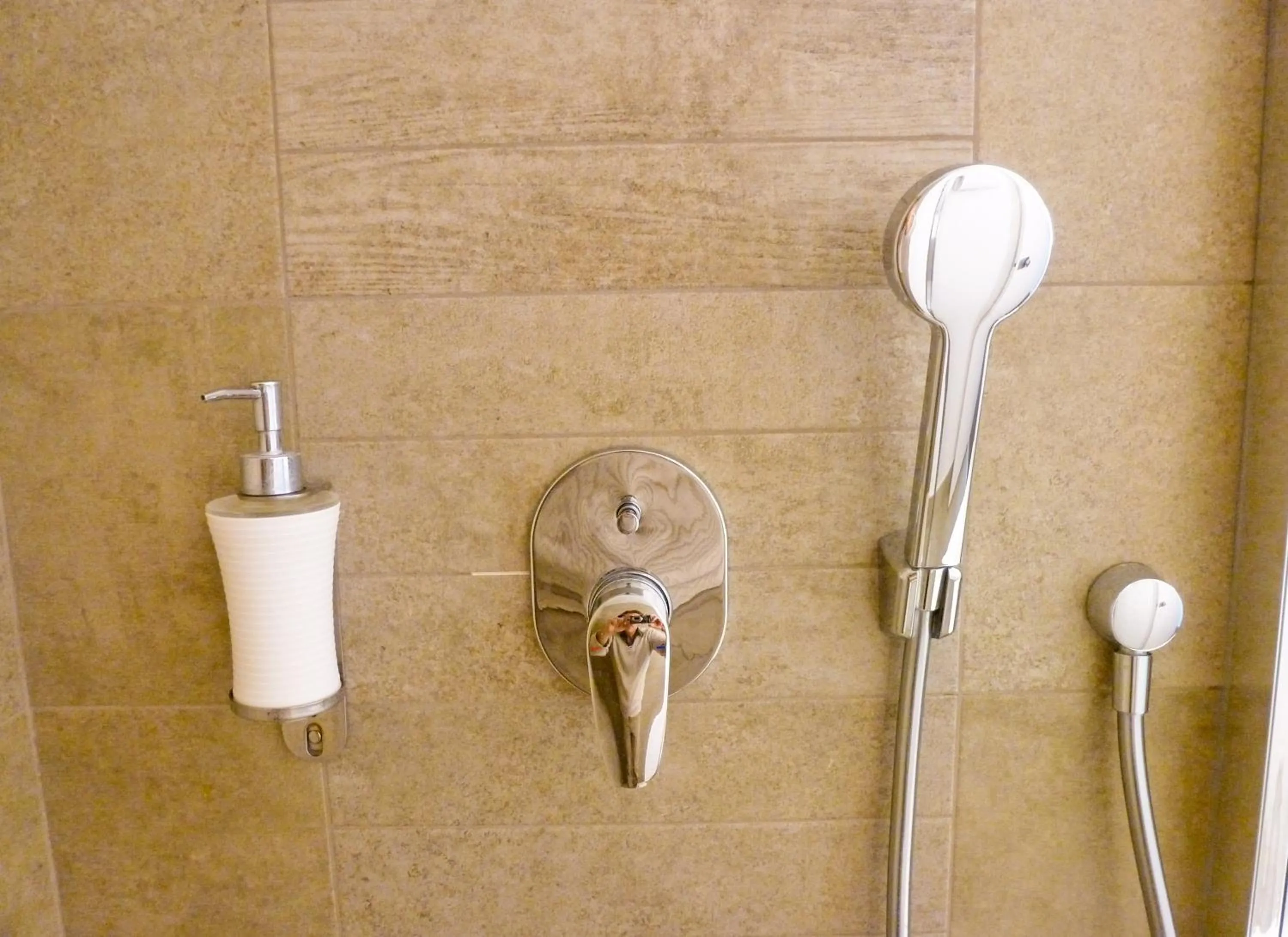 Bathroom in Kyriad Bordeaux - Merignac Aéroport