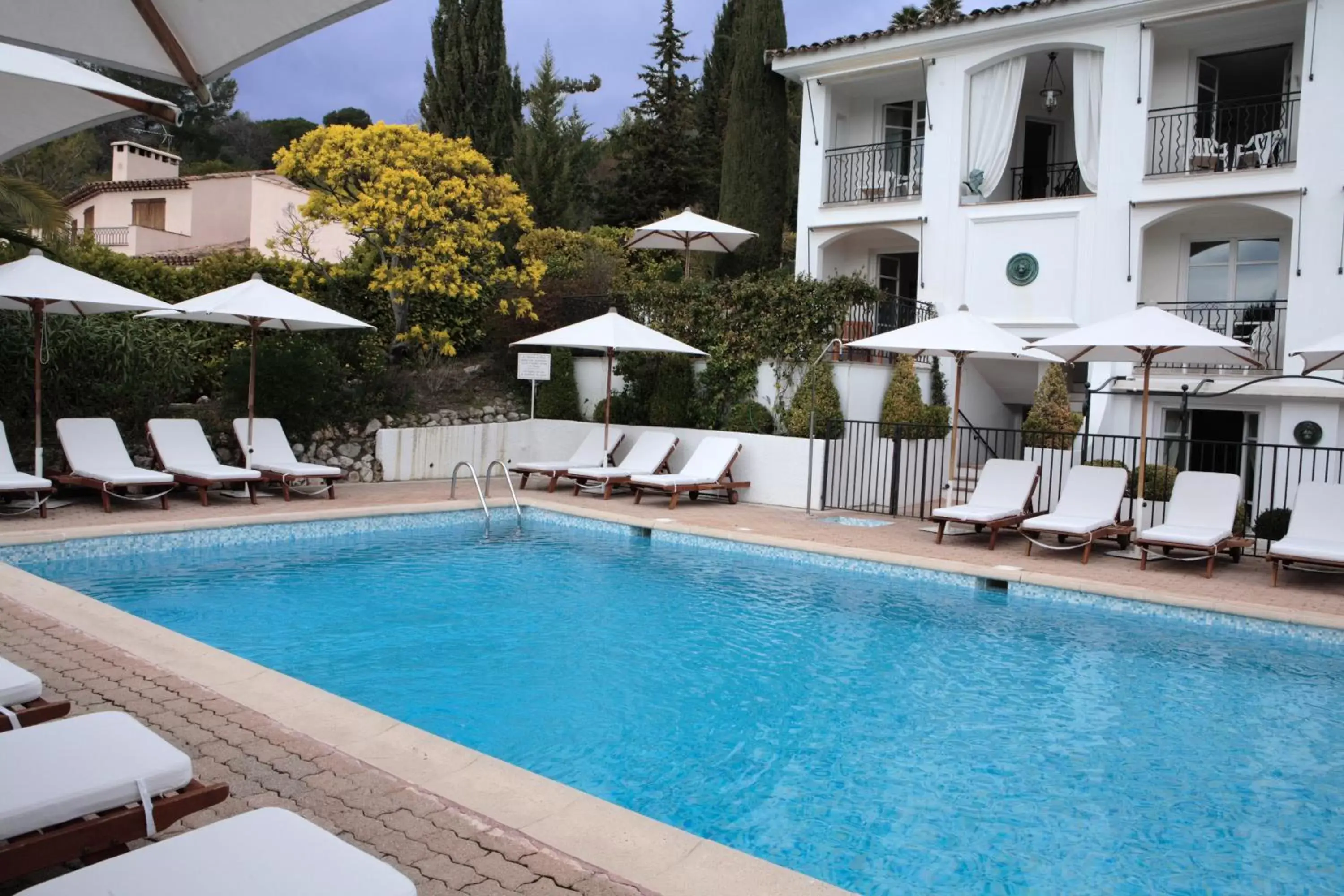 Swimming Pool in Hotel les Vergers de Saint Paul