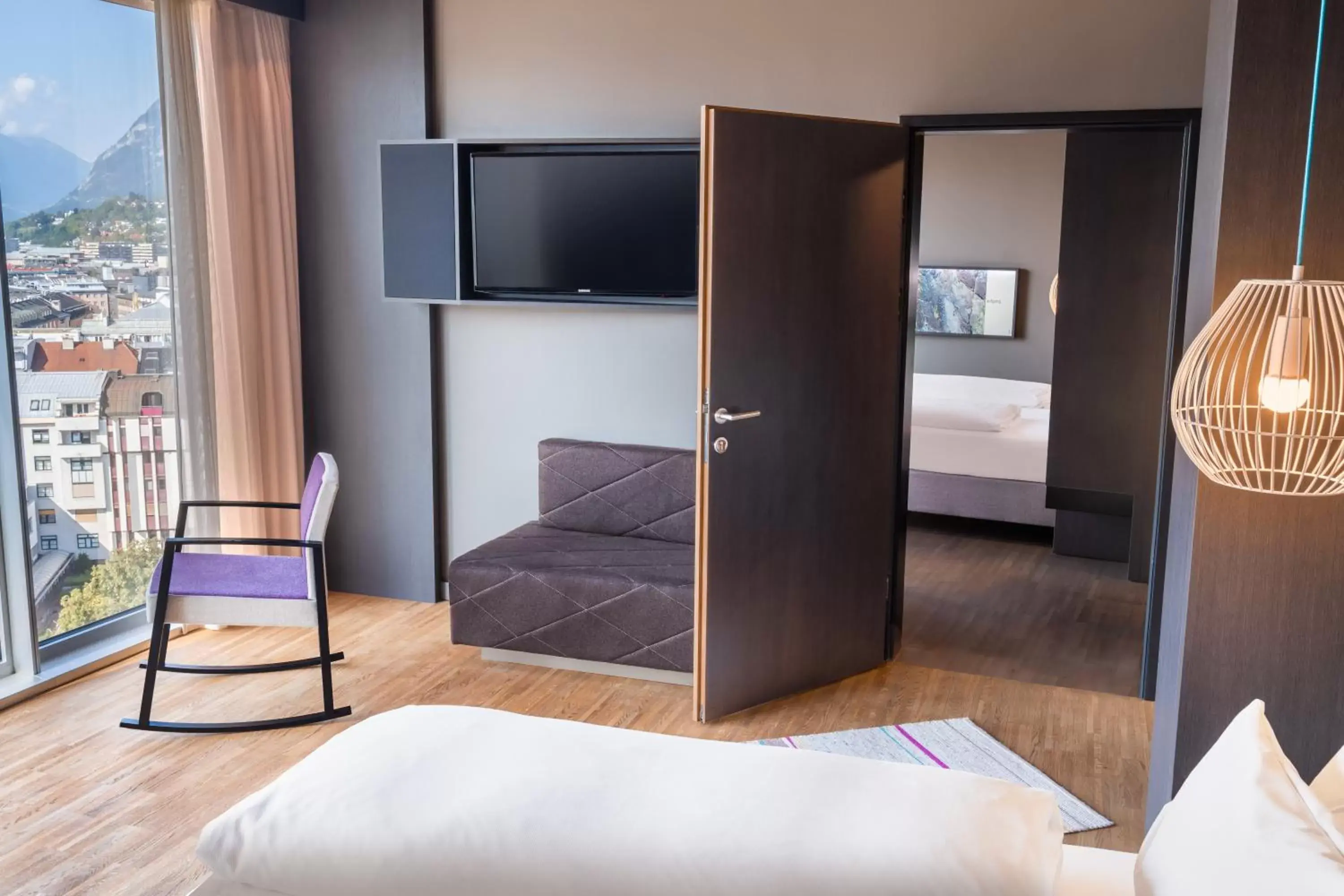 Bed, TV/Entertainment Center in aDLERS Hotel Innsbruck