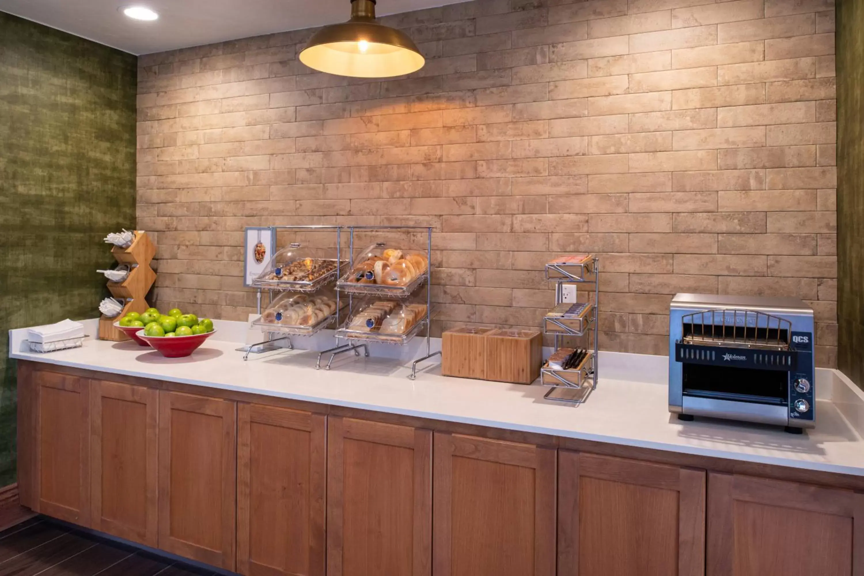 Breakfast, Kitchen/Kitchenette in Fairfield Inn and Suites by Marriott Bakersfield Central