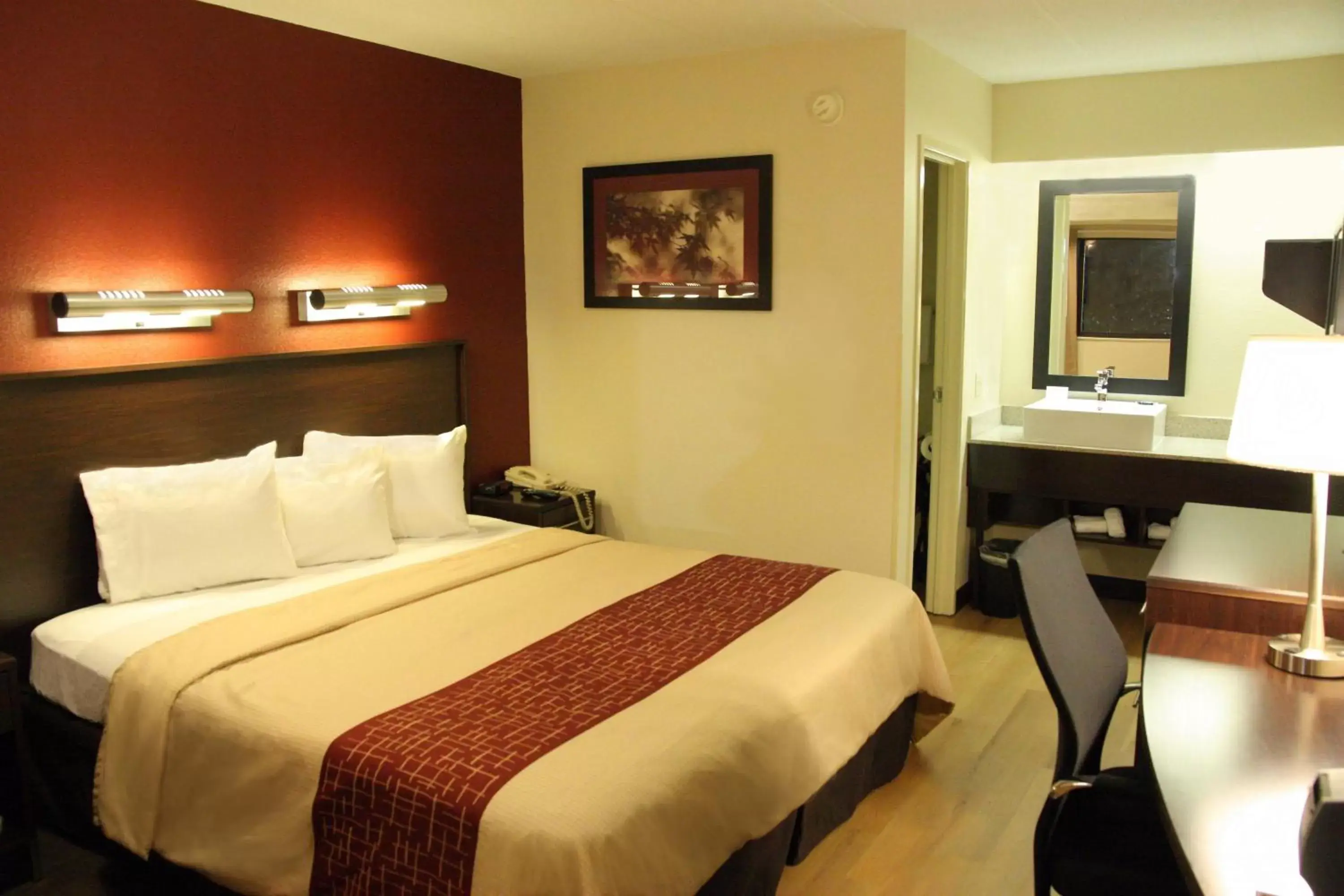 Photo of the whole room, Bed in Red Roof Inn PLUS+ Philadelphia Airport