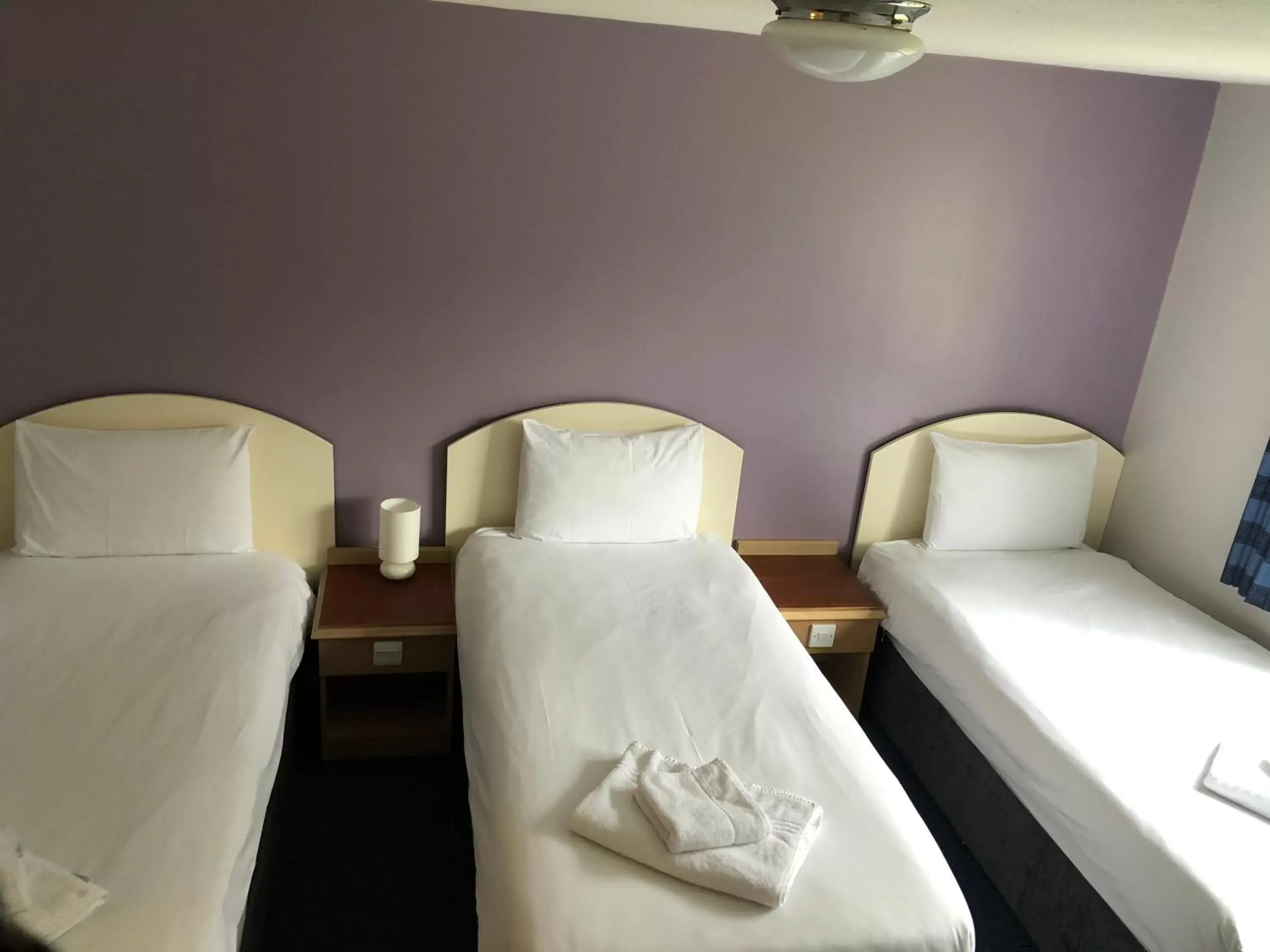 Bedroom, Bed in Redwings Lodge Baldock