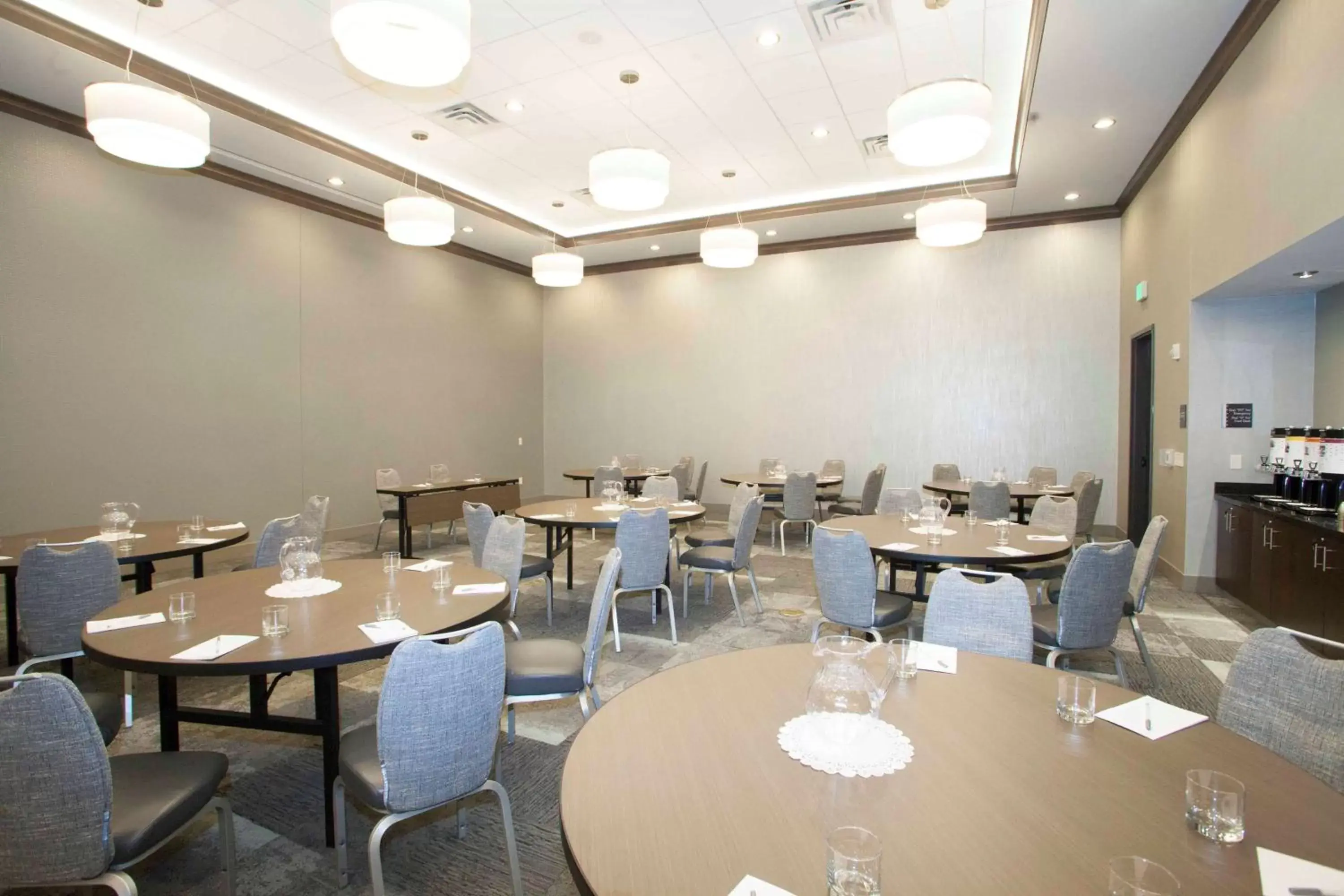 Meeting/conference room, Restaurant/Places to Eat in Hampton Inn & Suites St. Paul Downtown