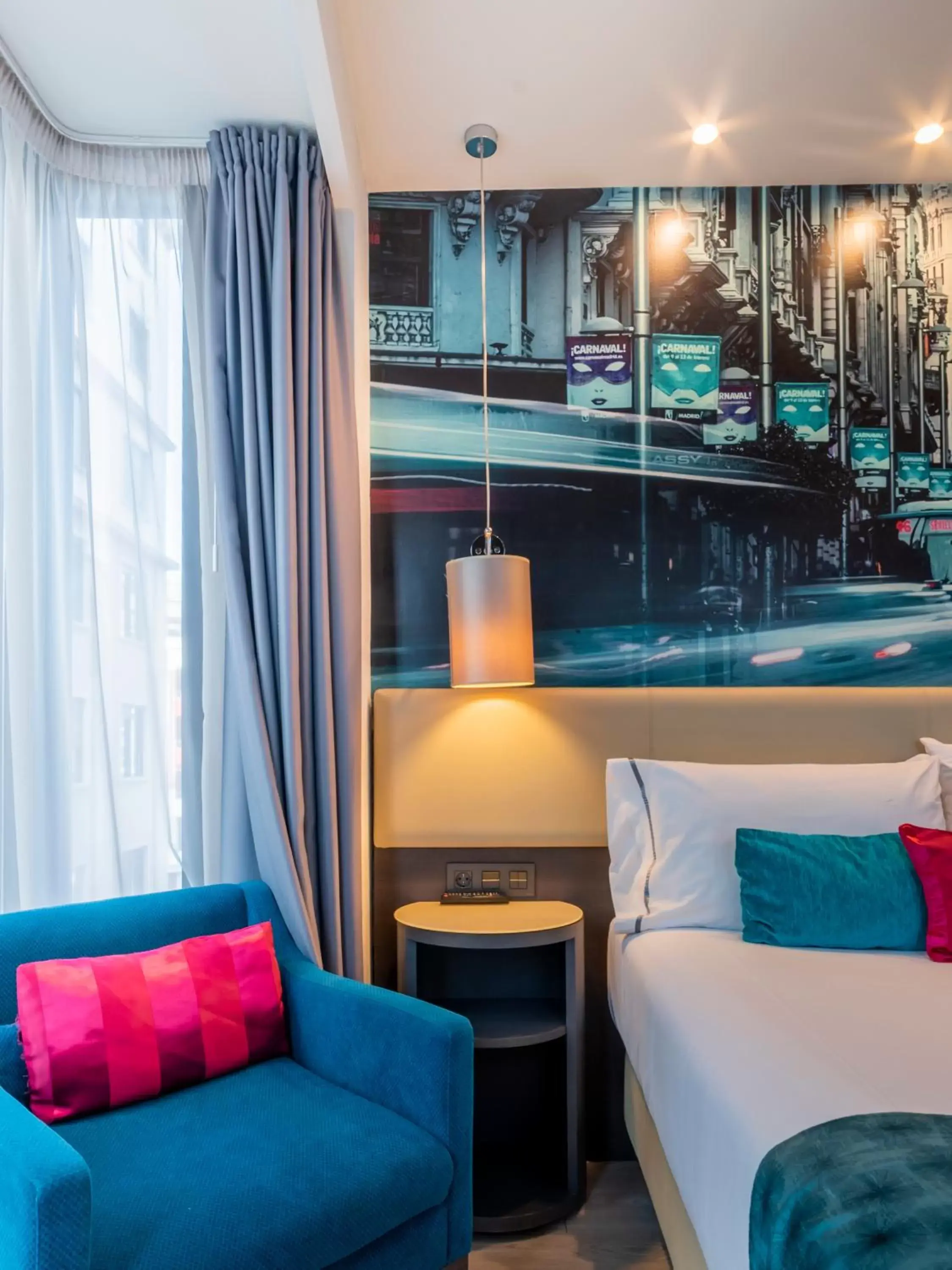 Bed, Seating Area in Hotel Indigo Madrid - Gran Via, an IHG Hotel