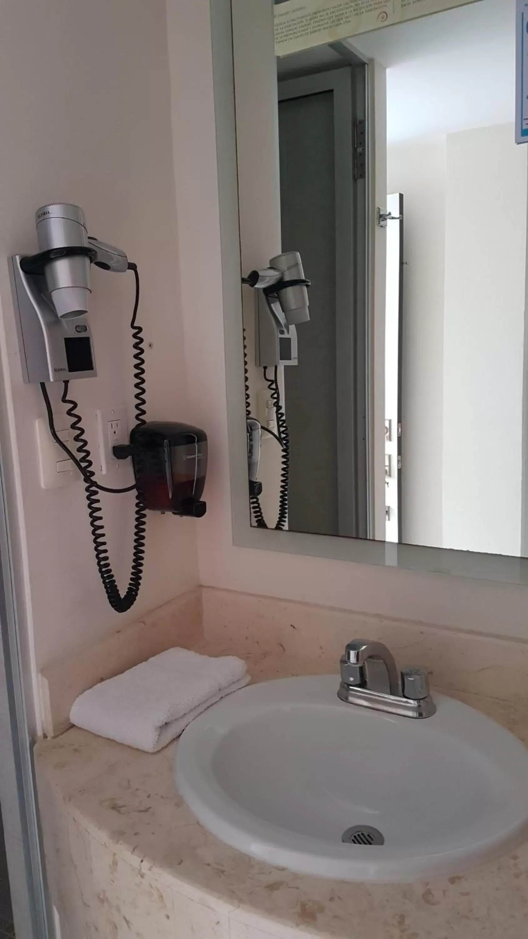 Bathroom in Hotel y Suites Nader