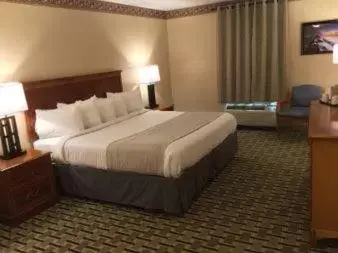 Photo of the whole room, Room Photo in Days Inn & Suites by Wyndham Sellersburg