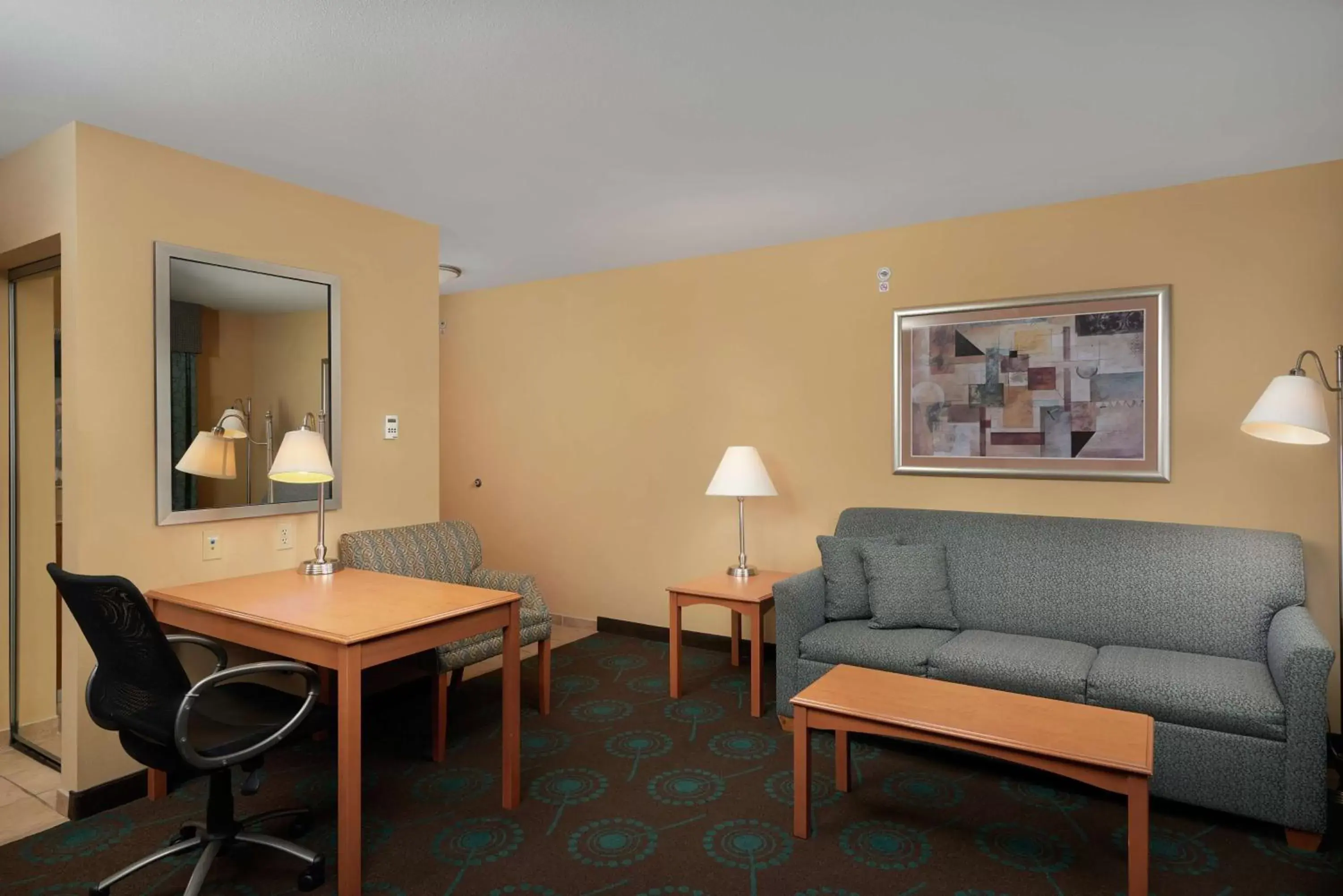Bedroom, Seating Area in Hampton Inn & Suites Canton