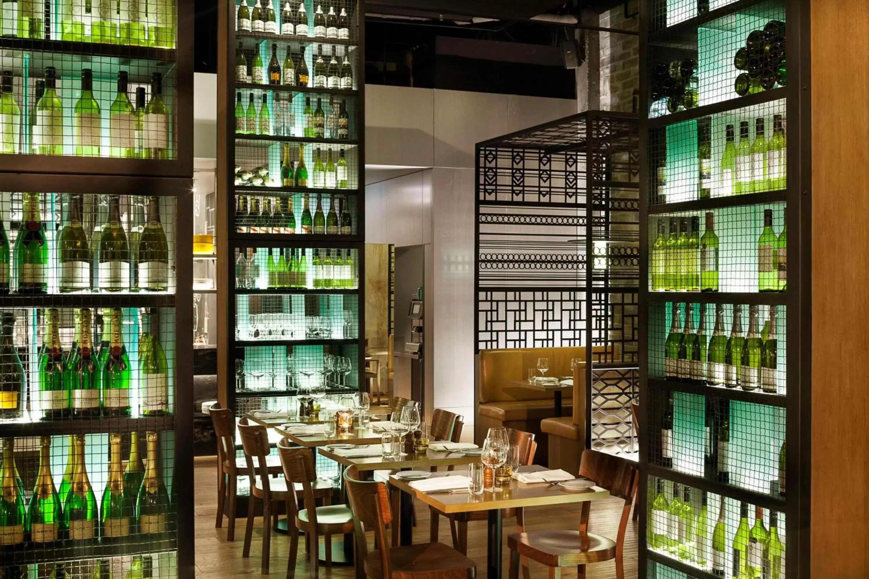 Lounge or bar, Restaurant/Places to Eat in DoubleTree by Hilton Melbourne