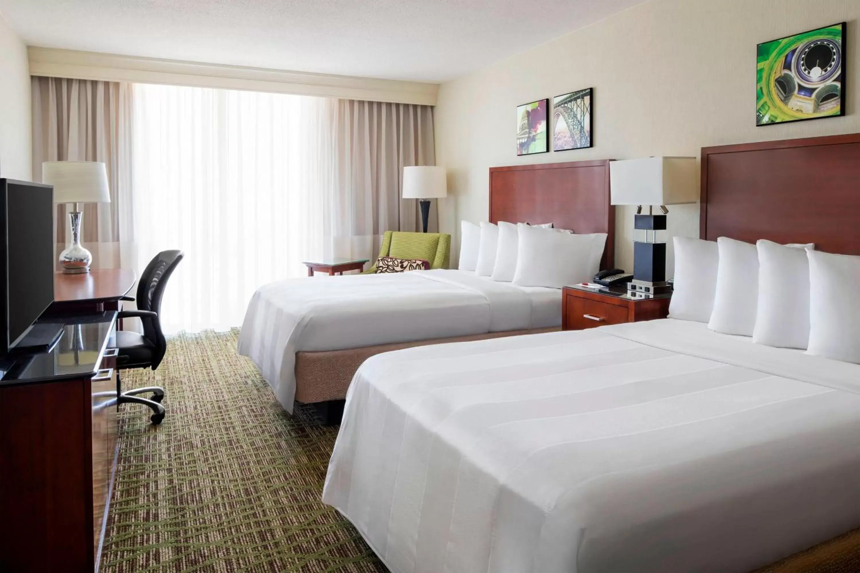 Photo of the whole room, Bed in Charleston Marriott Town Center