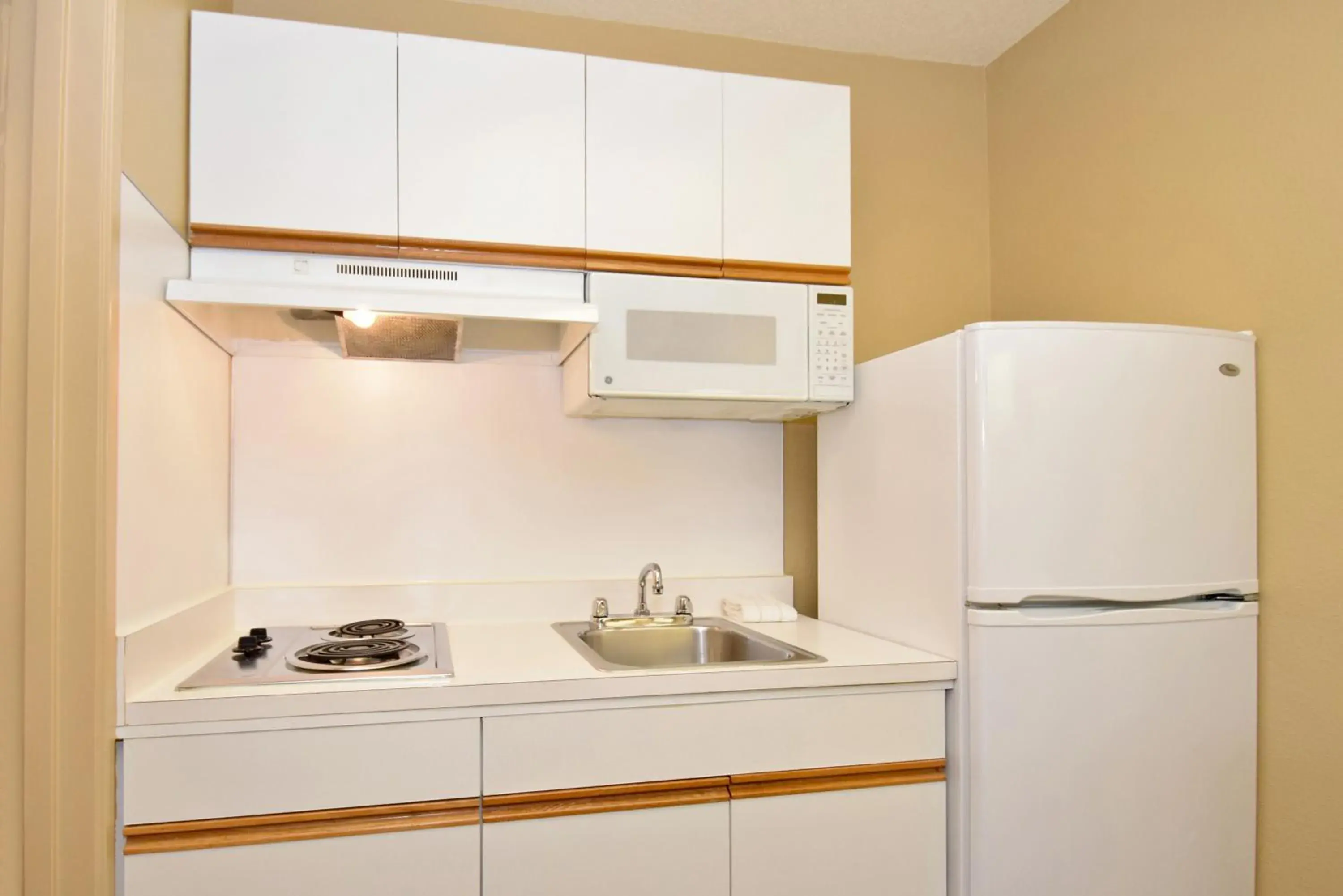 Kitchen or kitchenette, Kitchen/Kitchenette in Extended Stay America Suites - Portland - Tigard