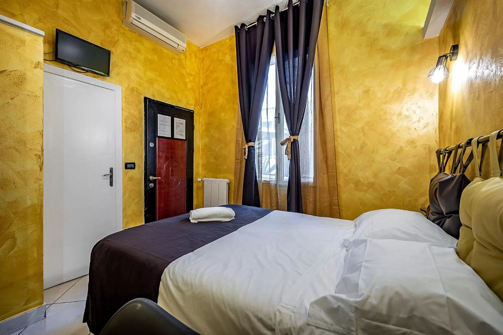 TV and multimedia, Bed in HOTEL VENETO con accesso ZTL