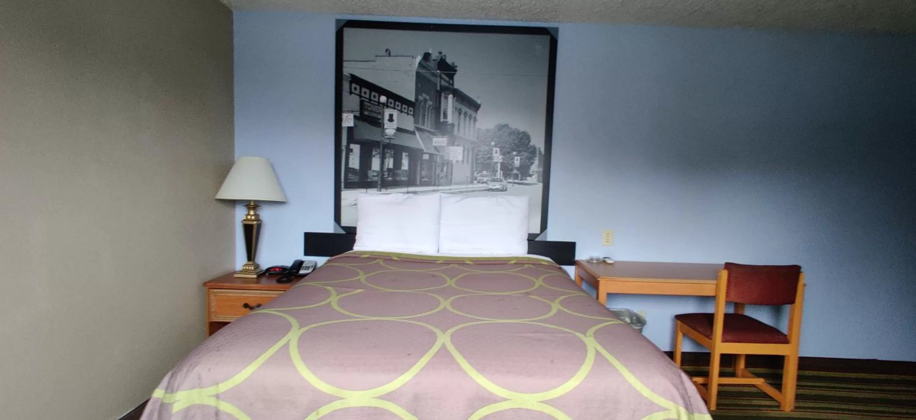 Queen Room - Smoking in Super 8 by Wyndham Champaign