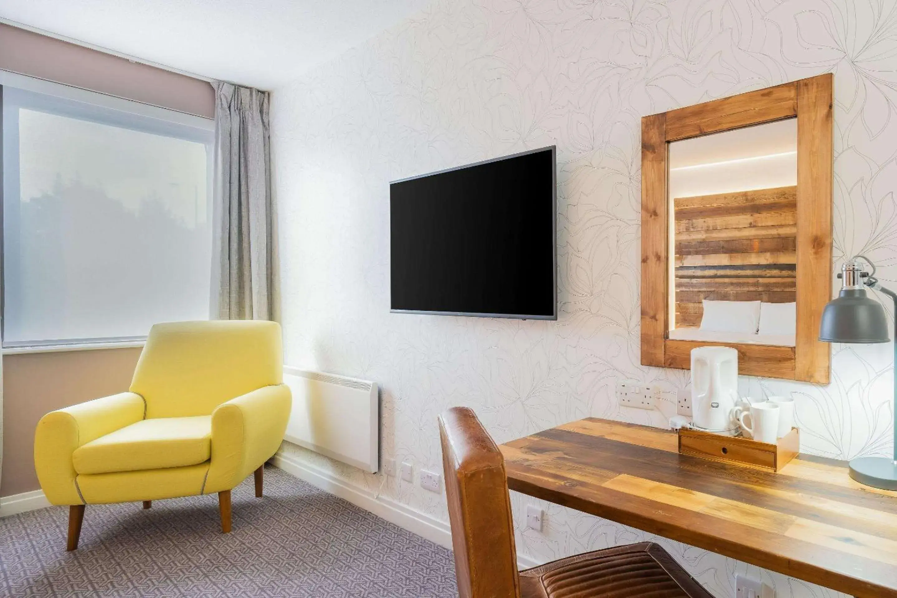 Photo of the whole room, TV/Entertainment Center in Cedar Court Bradford Hotel